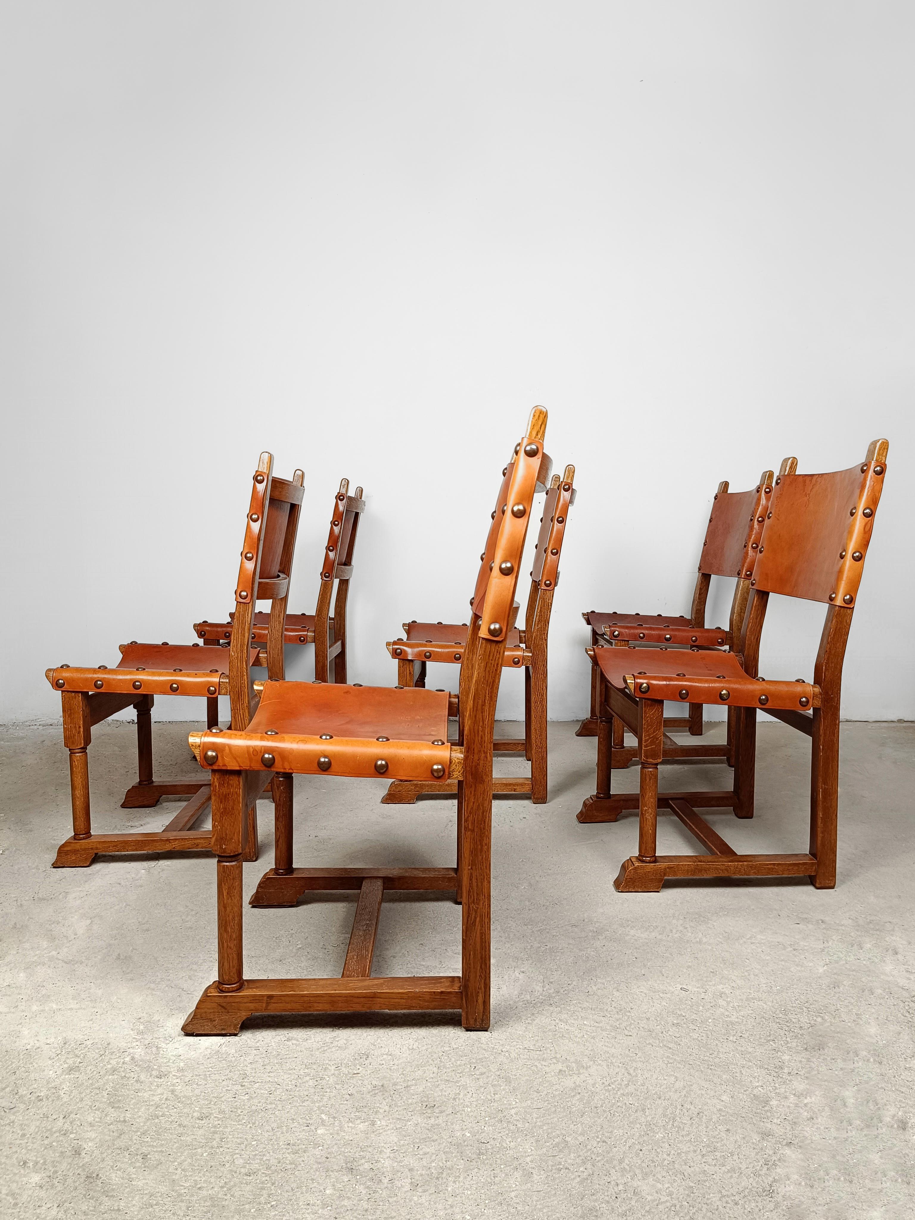 Set of Six Rustic Italian Chairs in Cognac Studded Leather and solid Oak Wood  For Sale 6