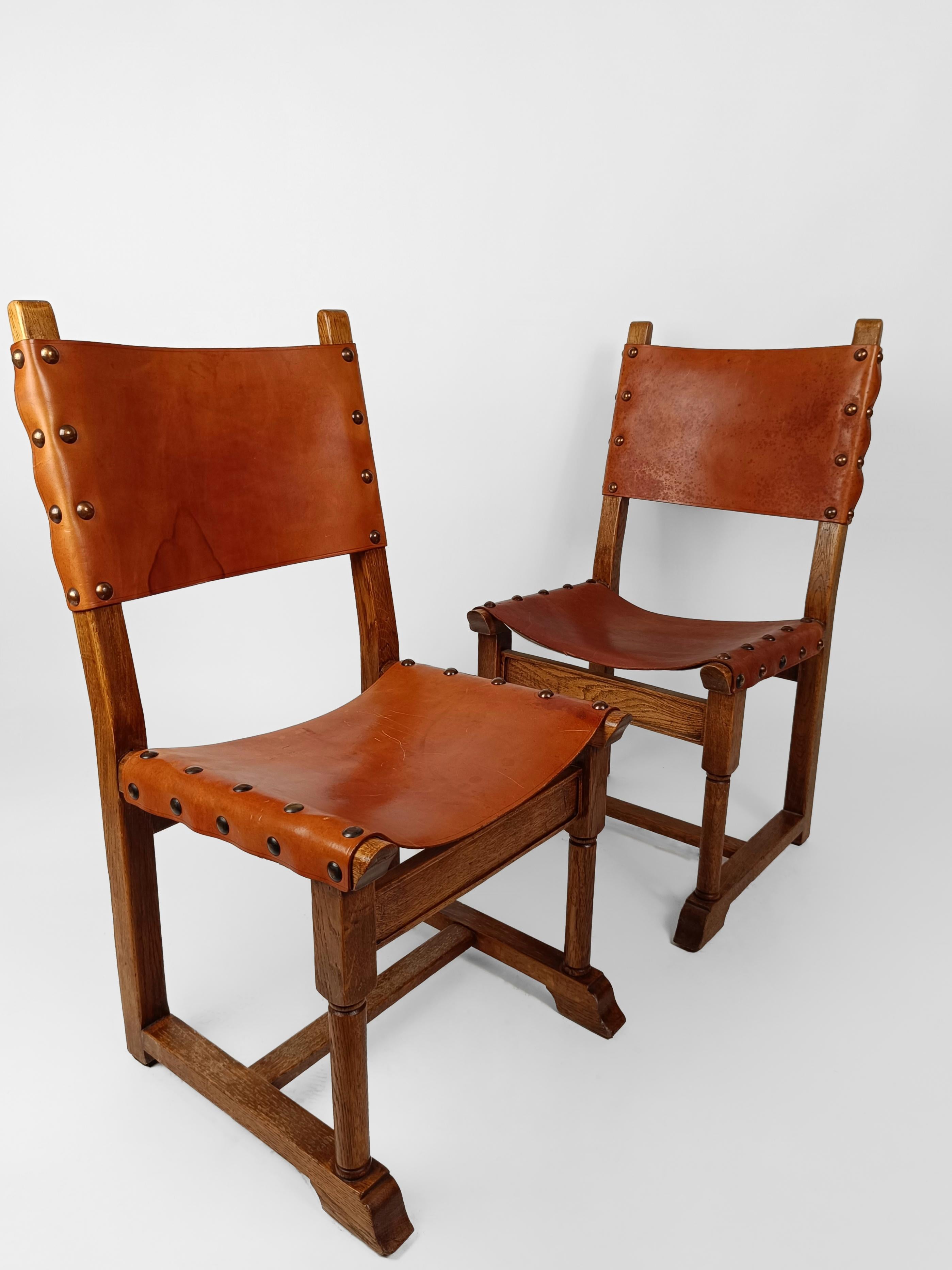 Set of Six Rustic Italian Chairs in Cognac Studded Leather and solid Oak Wood  For Sale 12