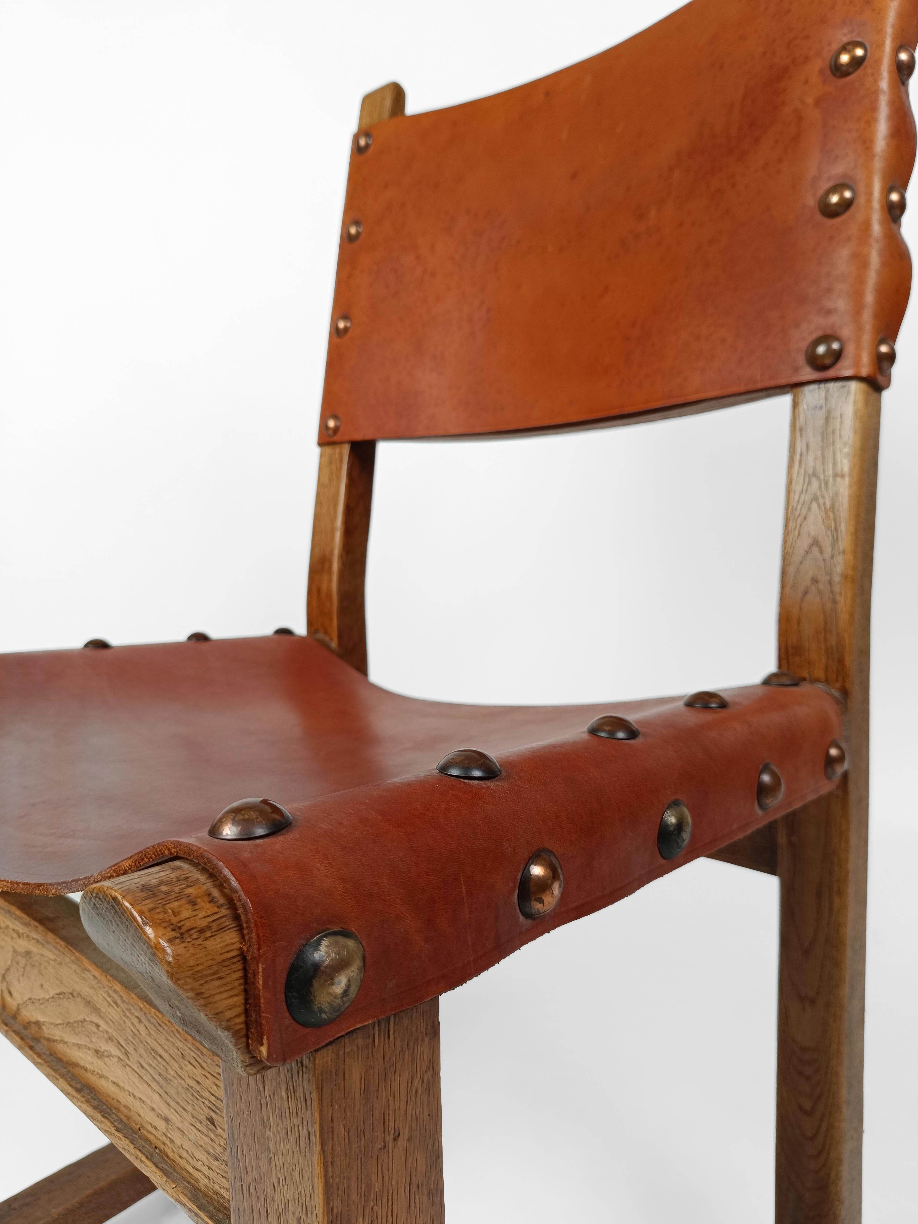Set composed of six chairs in solid carved oak and studded cognac leather probably produced at the beginning of the twentieth century in Italy but in an antique style reminiscent of Tuscan or Spanish chairs
A Folk and Rustic design with an essential