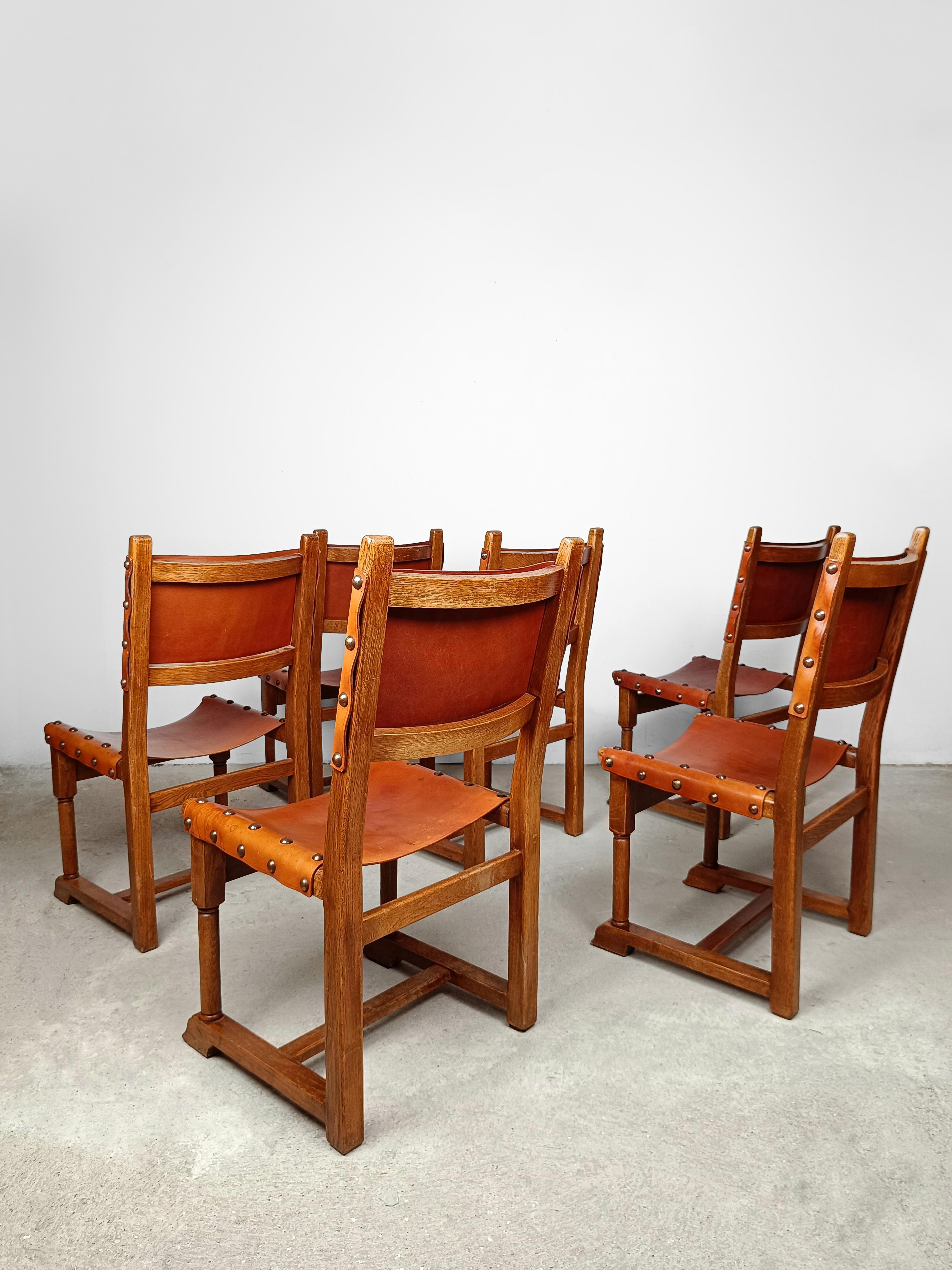 Set of Six Rustic Italian Chairs in Cognac Studded Leather and solid Oak Wood  For Sale 2