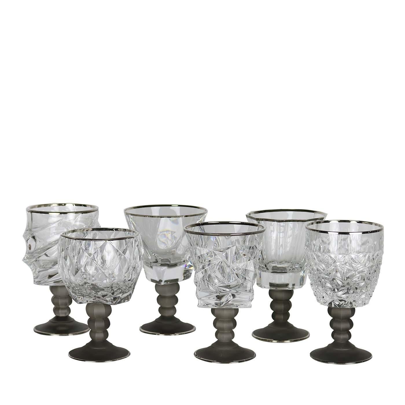 This set of six assorted chalices will make a statement in any decor, thanks to the unique shapes of each piece and their exquisite craftsmanship. The cups are in transparent glass and their surface show deep groves that decorate them with abstract