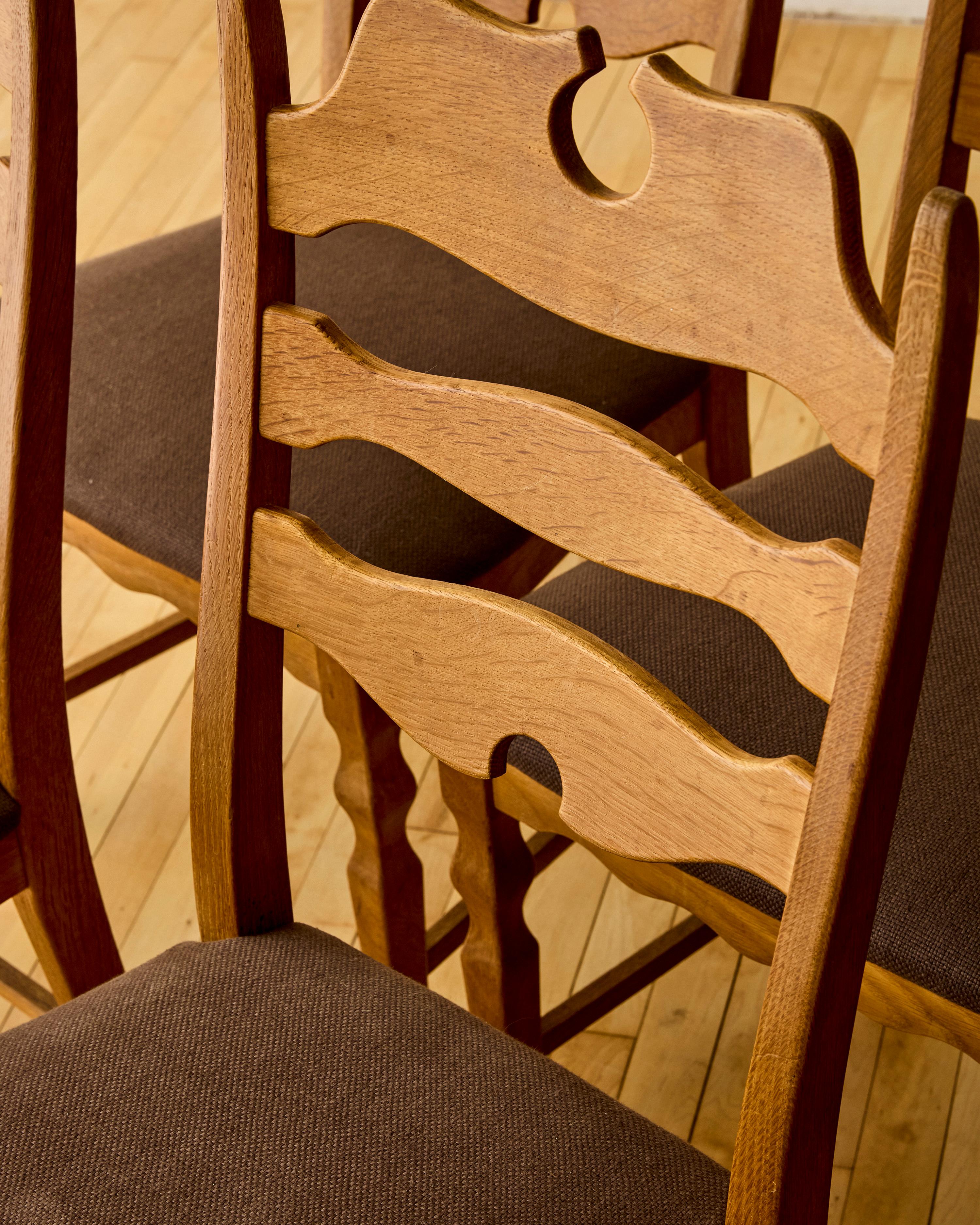 Set of Six Scalloped Back Dining Chairs by Henning Kjærnulf im Angebot 4