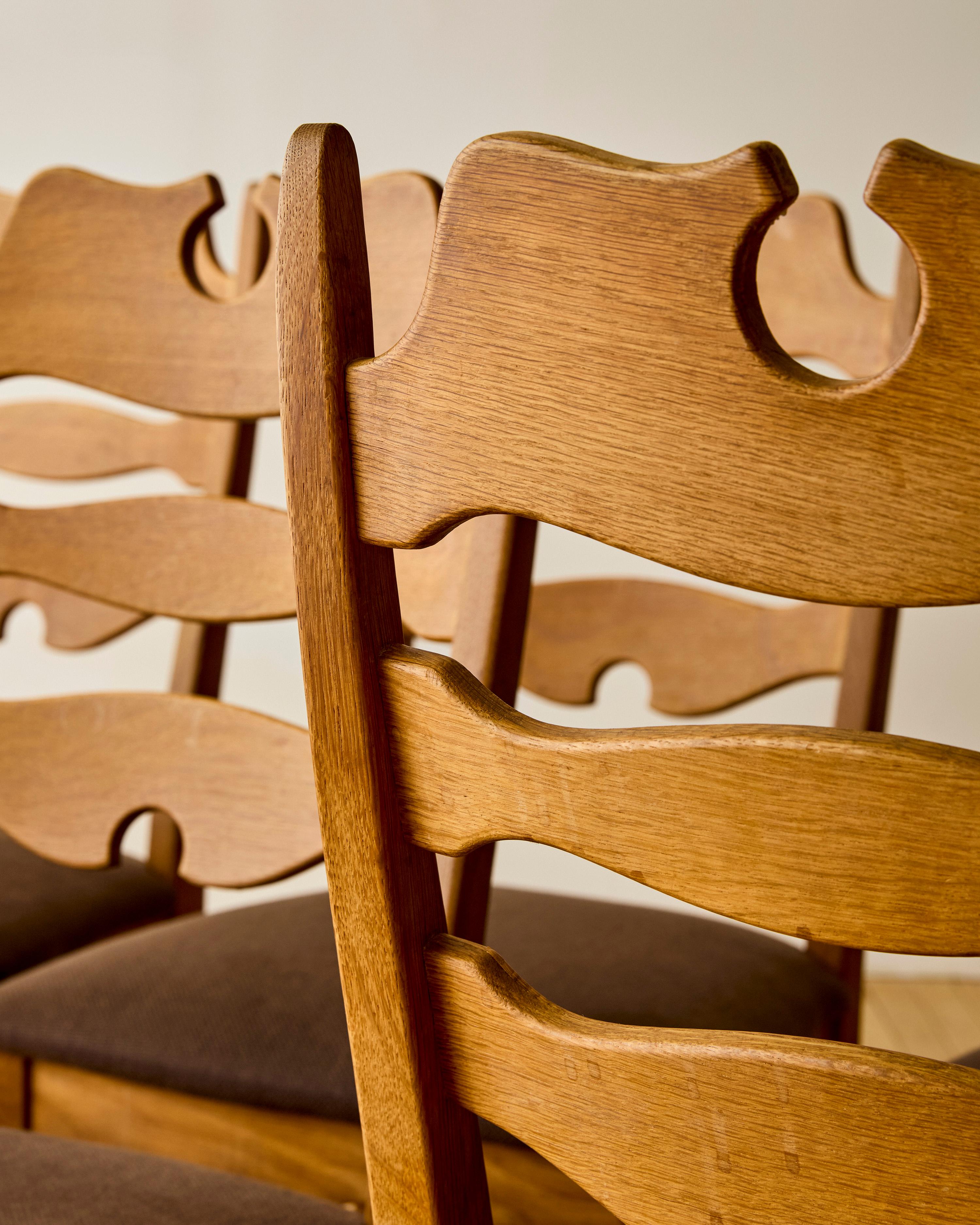 Set of Six Scalloped Back Dining Chairs by Henning Kjærnulf im Angebot 6