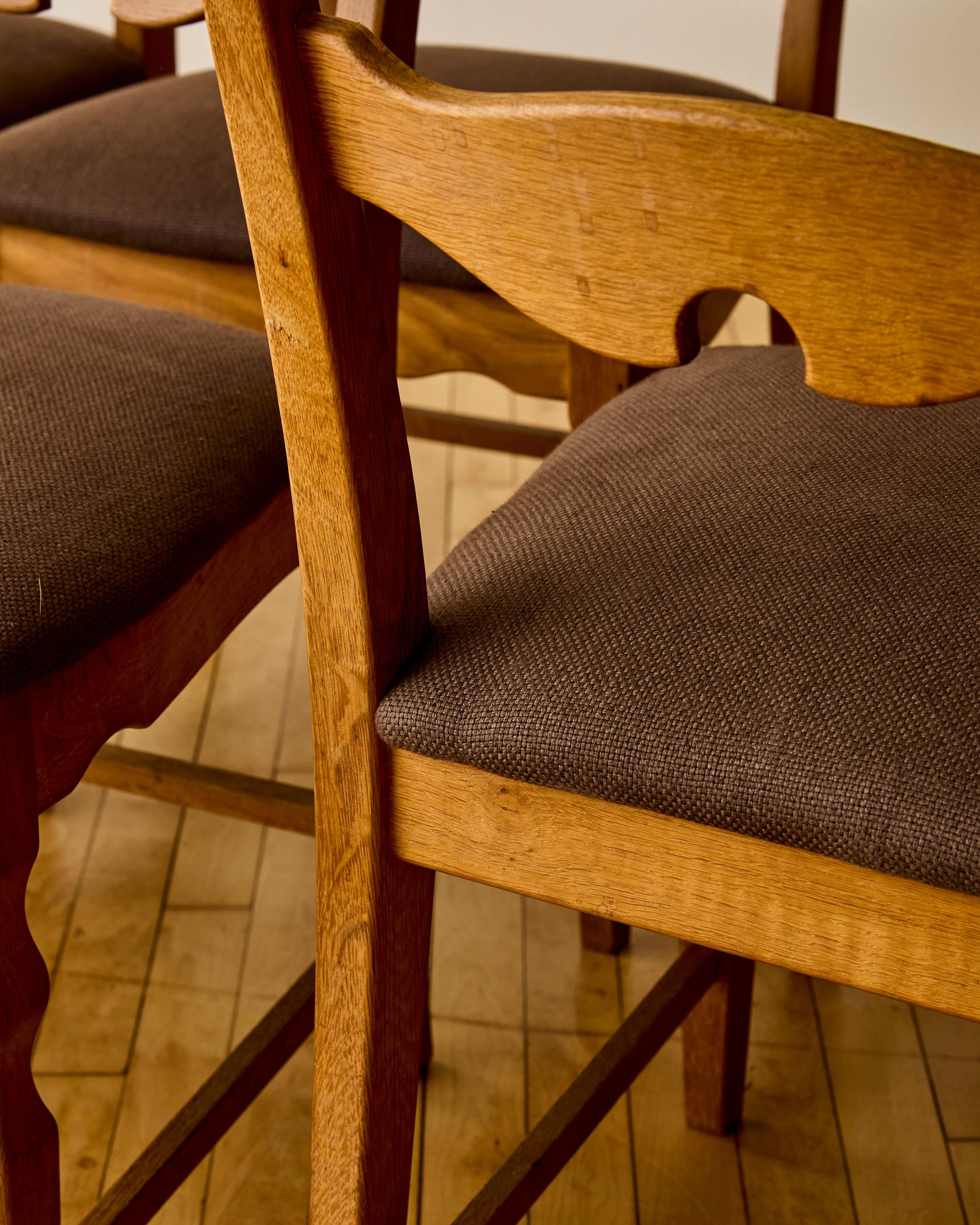 Set of Six Scalloped Back Dining Chairs by Henning Kjærnulf im Angebot 7