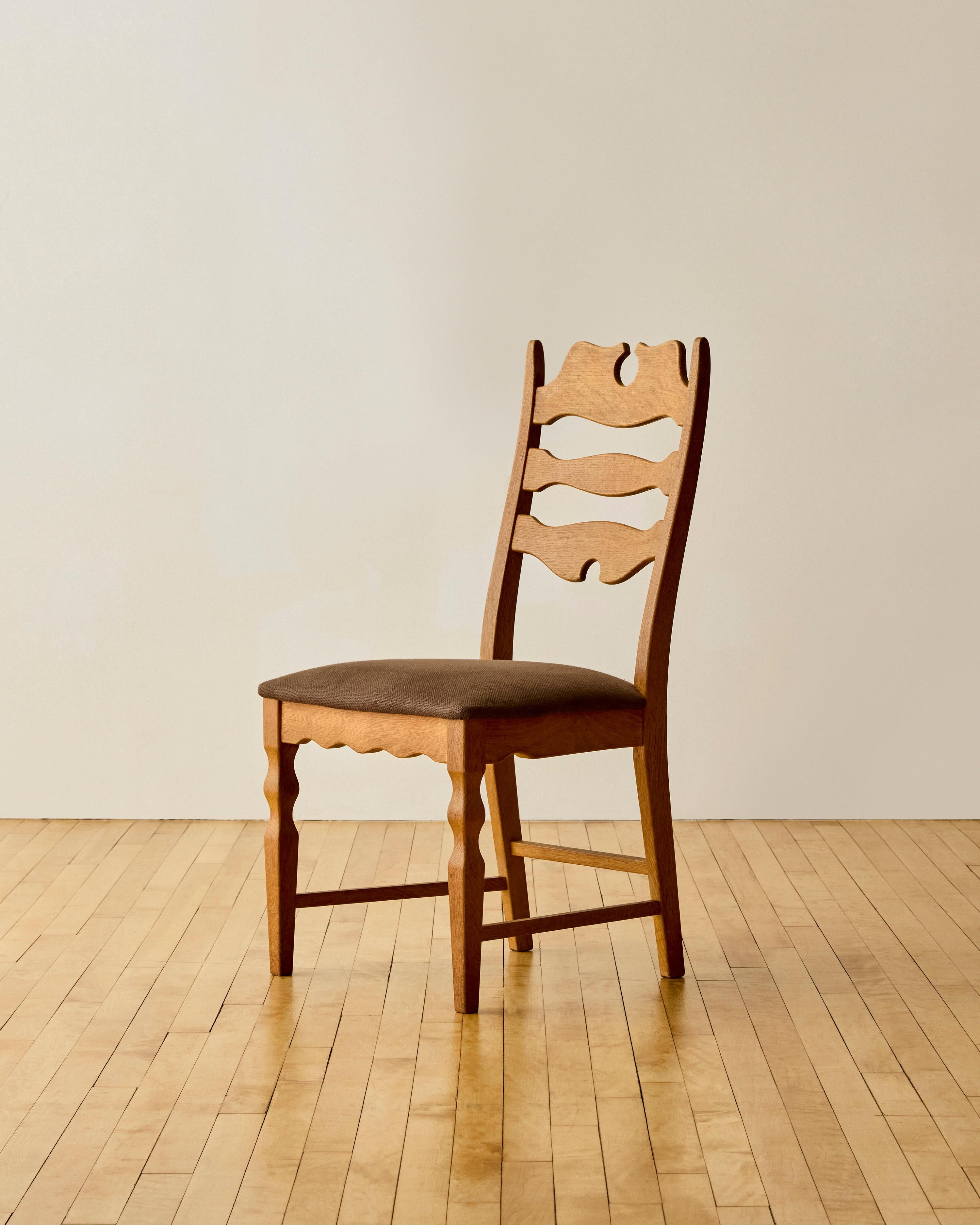 Set of Six Scalloped Back Dining Chairs by Henning Kjærnulf im Zustand „Gut“ im Angebot in Long Island City, NY