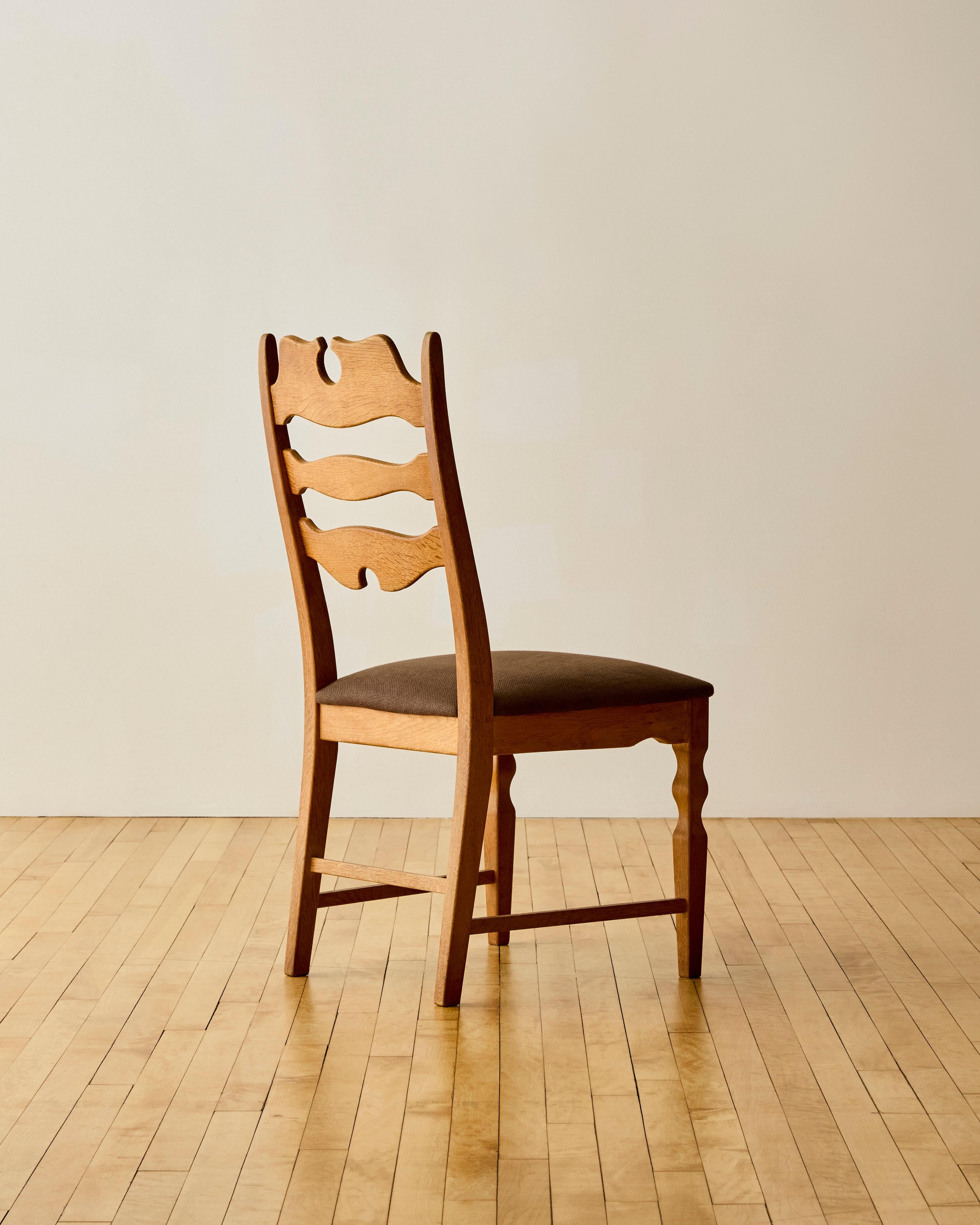 Set of Six Scalloped Back Dining Chairs by Henning Kjærnulf (Ende des 20. Jahrhunderts) im Angebot