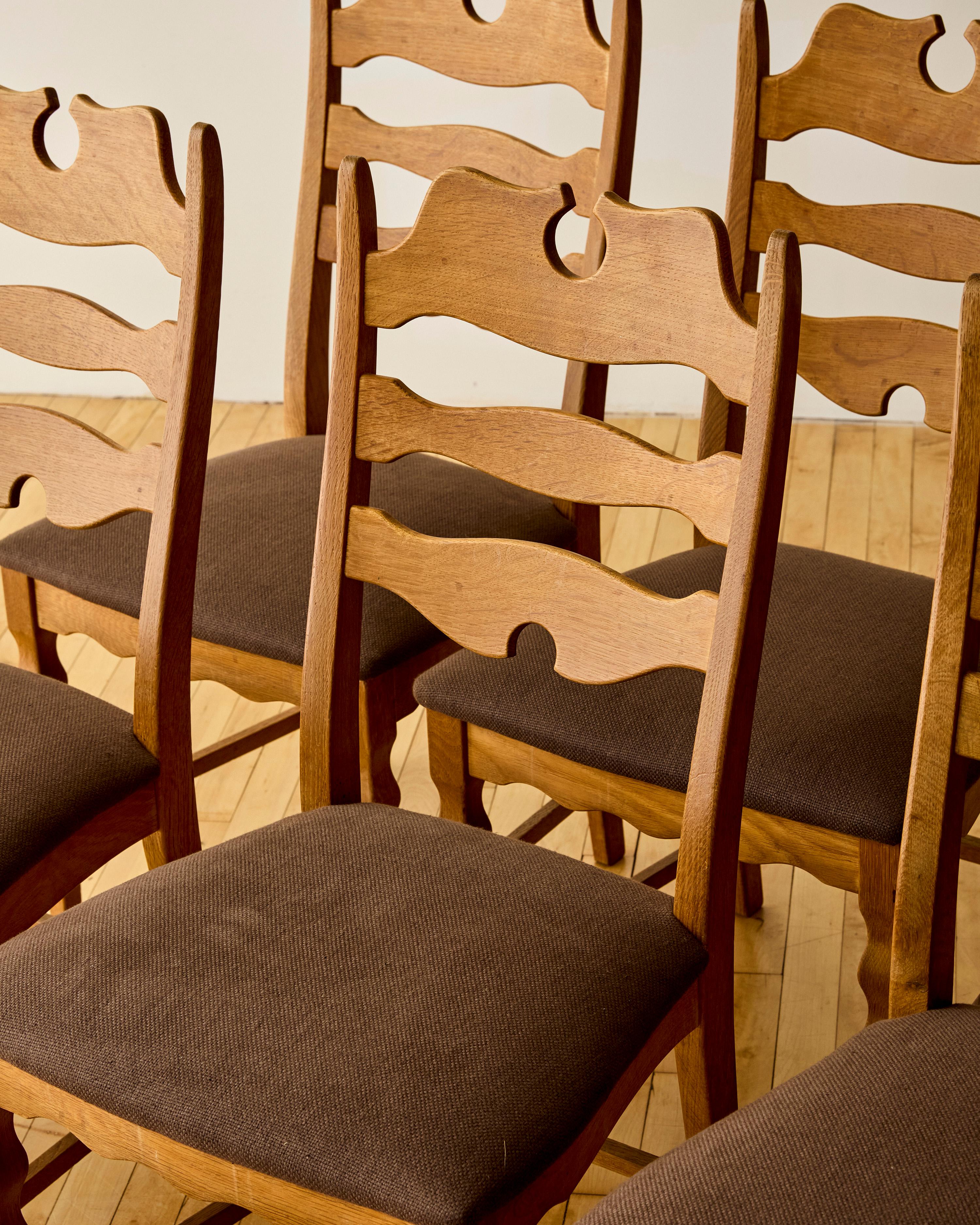 Set of Six Scalloped Back Dining Chairs by Henning Kjærnulf im Angebot 1