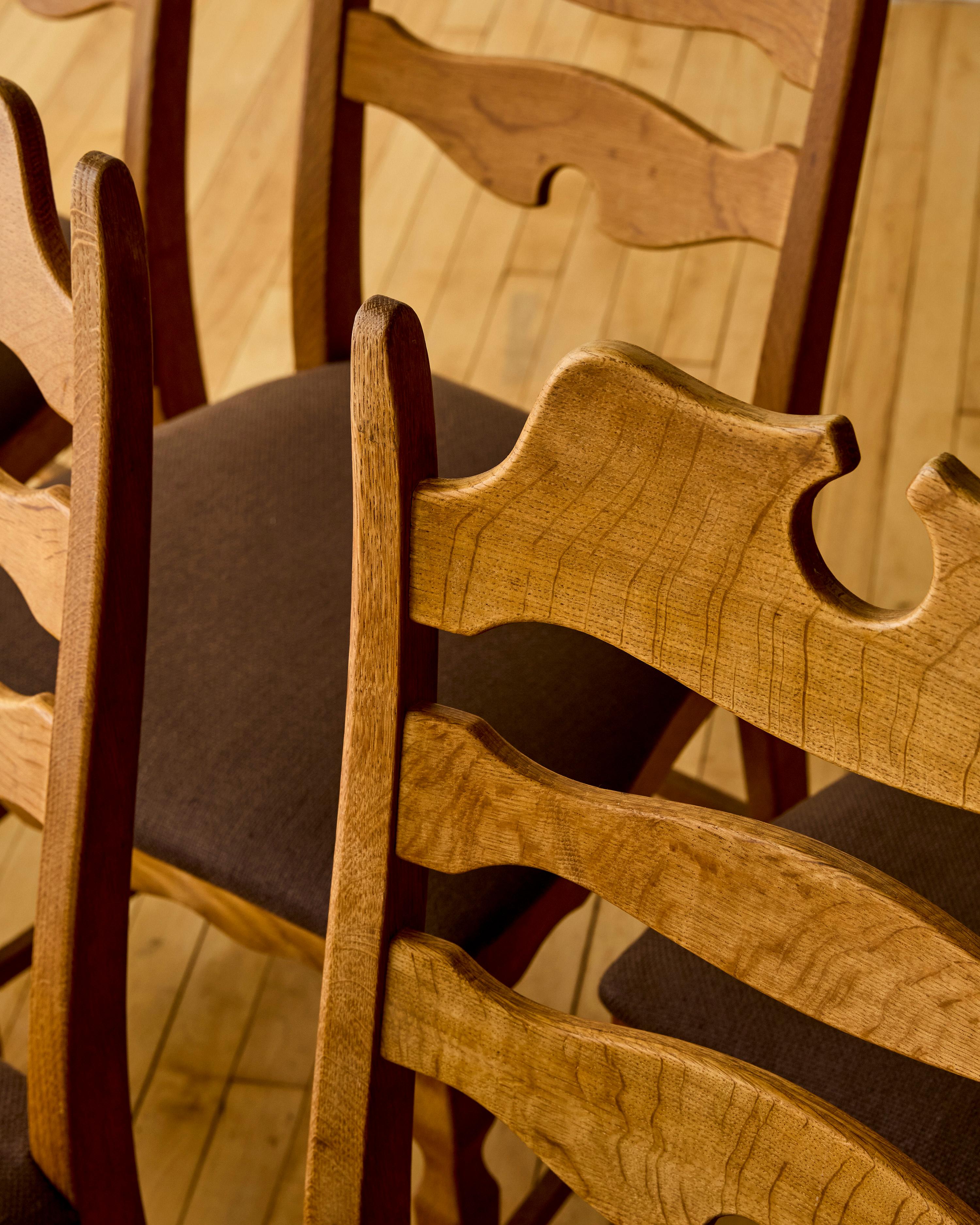 Set of Six Scalloped Back Dining Chairs by Henning Kjærnulf im Angebot 2