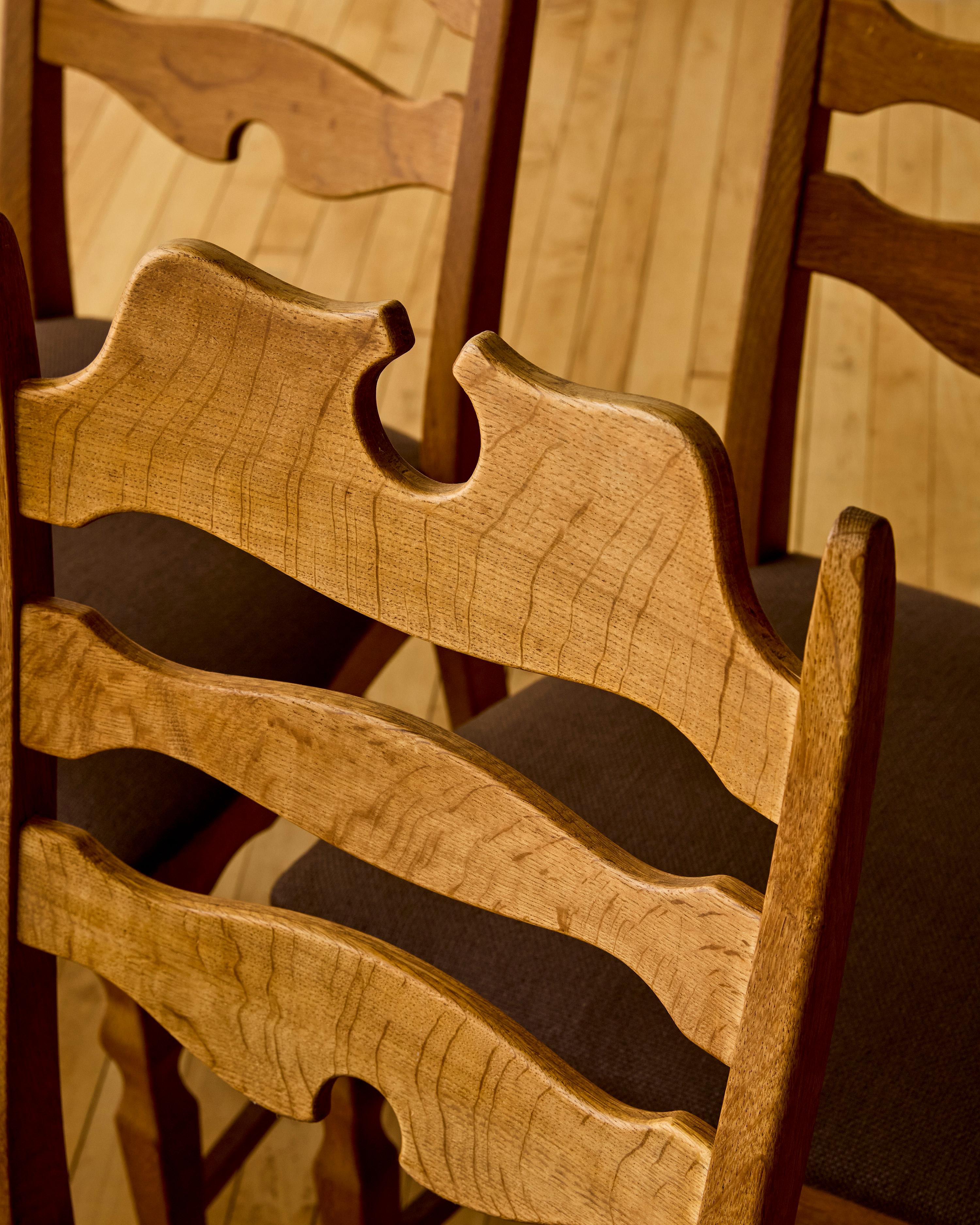 Set of Six Scalloped Back Dining Chairs by Henning Kjærnulf im Angebot 3