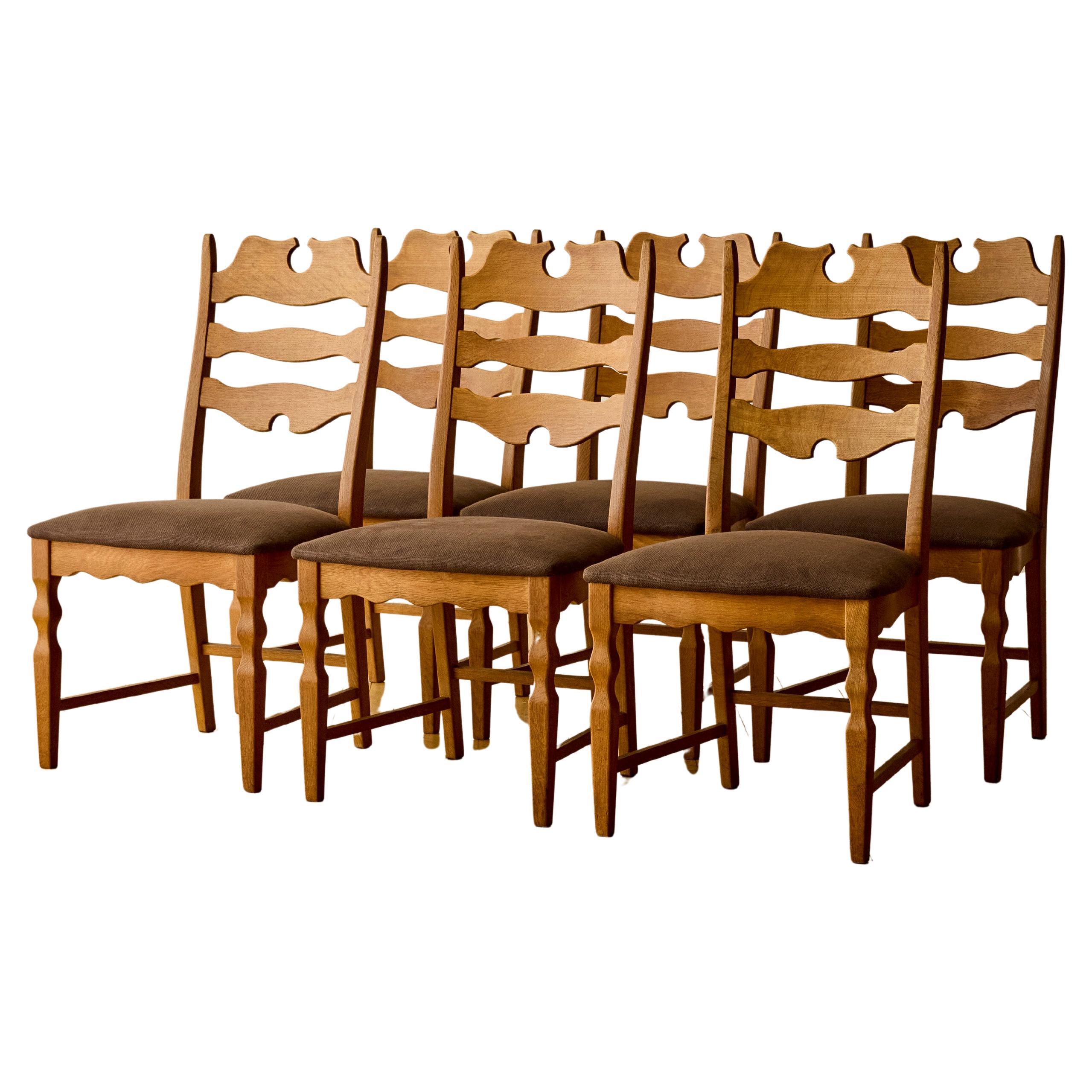 Set of Six Scalloped Back Dining Chairs by Henning Kjærnulf im Angebot