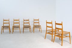 Conjunto de seis sillas escandinavas de madera torneada con asiento de paja.