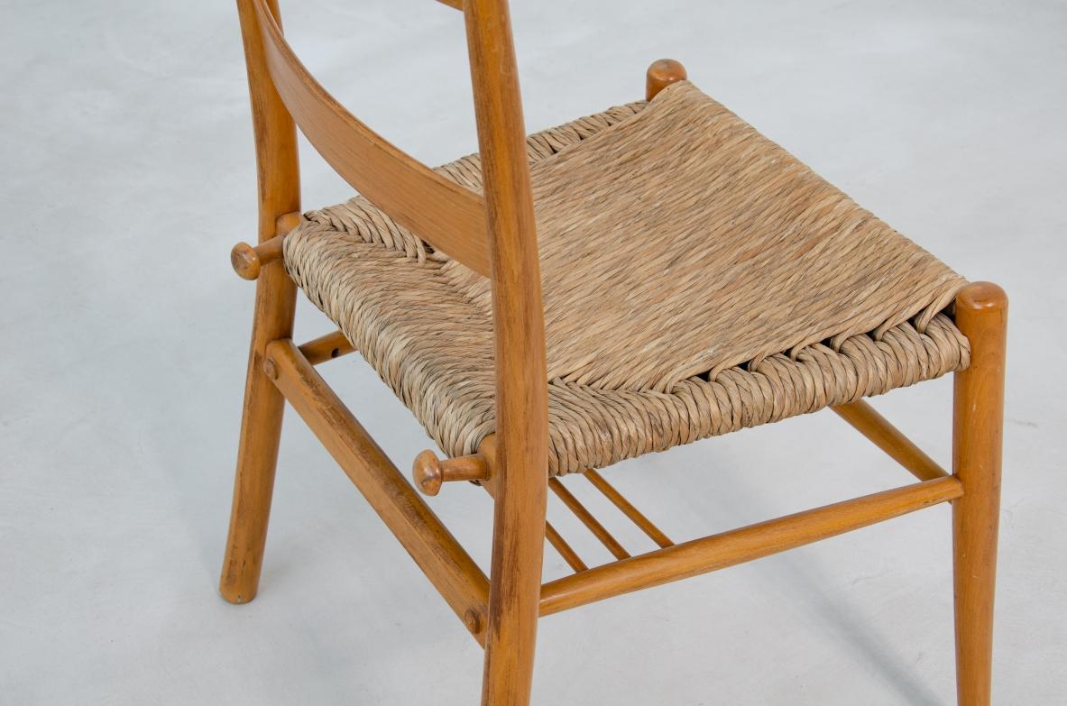 XX secolo Set di sei sedie scandinave in legno tornito con seduta in paglia. in vendita