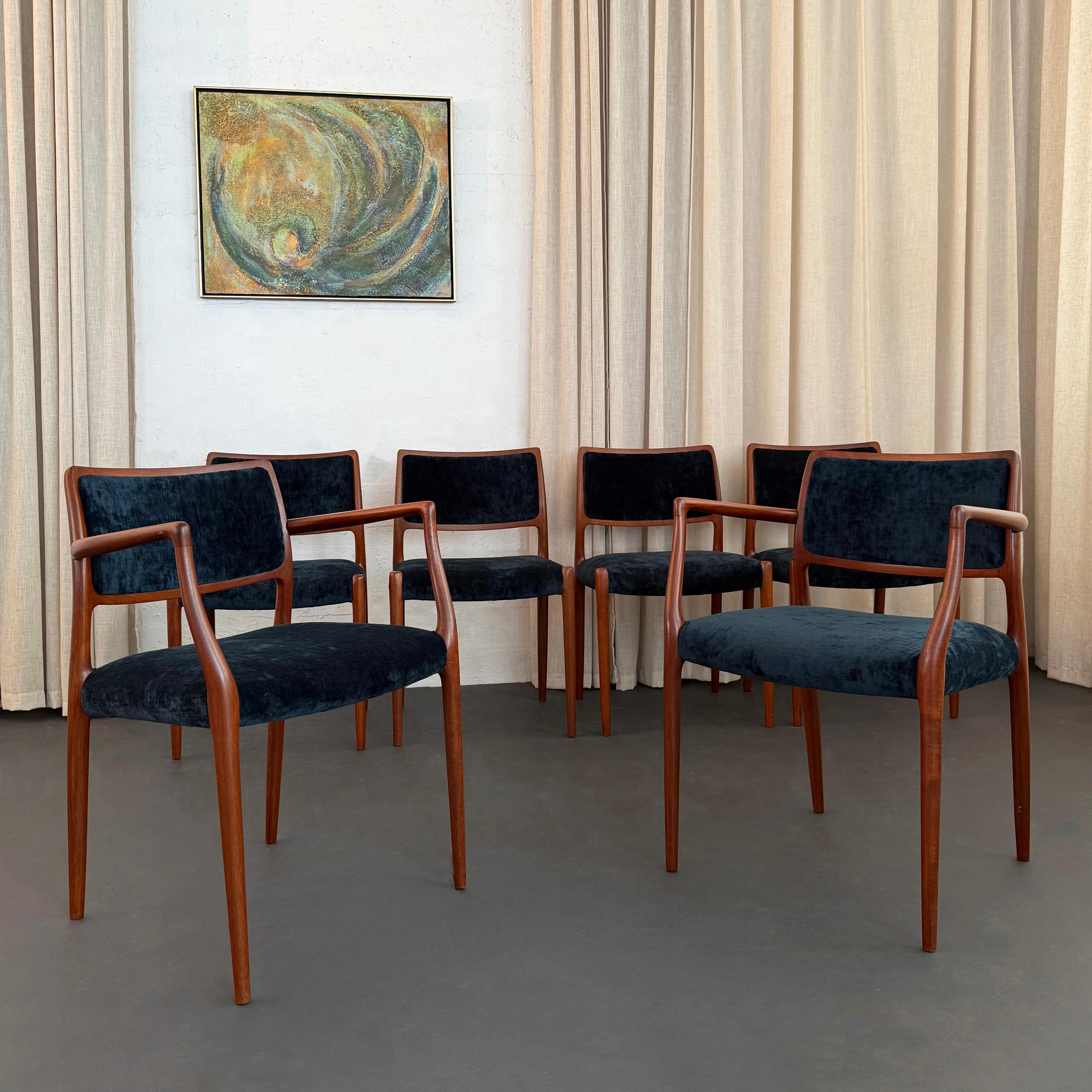 Questo splendido set di 6 sedie da pranzo in teak è stato progettato dal designer danese Niels Otto Møller e prodotto dalla J.L. Møllers Møbelfabrik, fondata dallo stesso designer nel 1944. Il set comprende due sedie e poltrone da capitano 