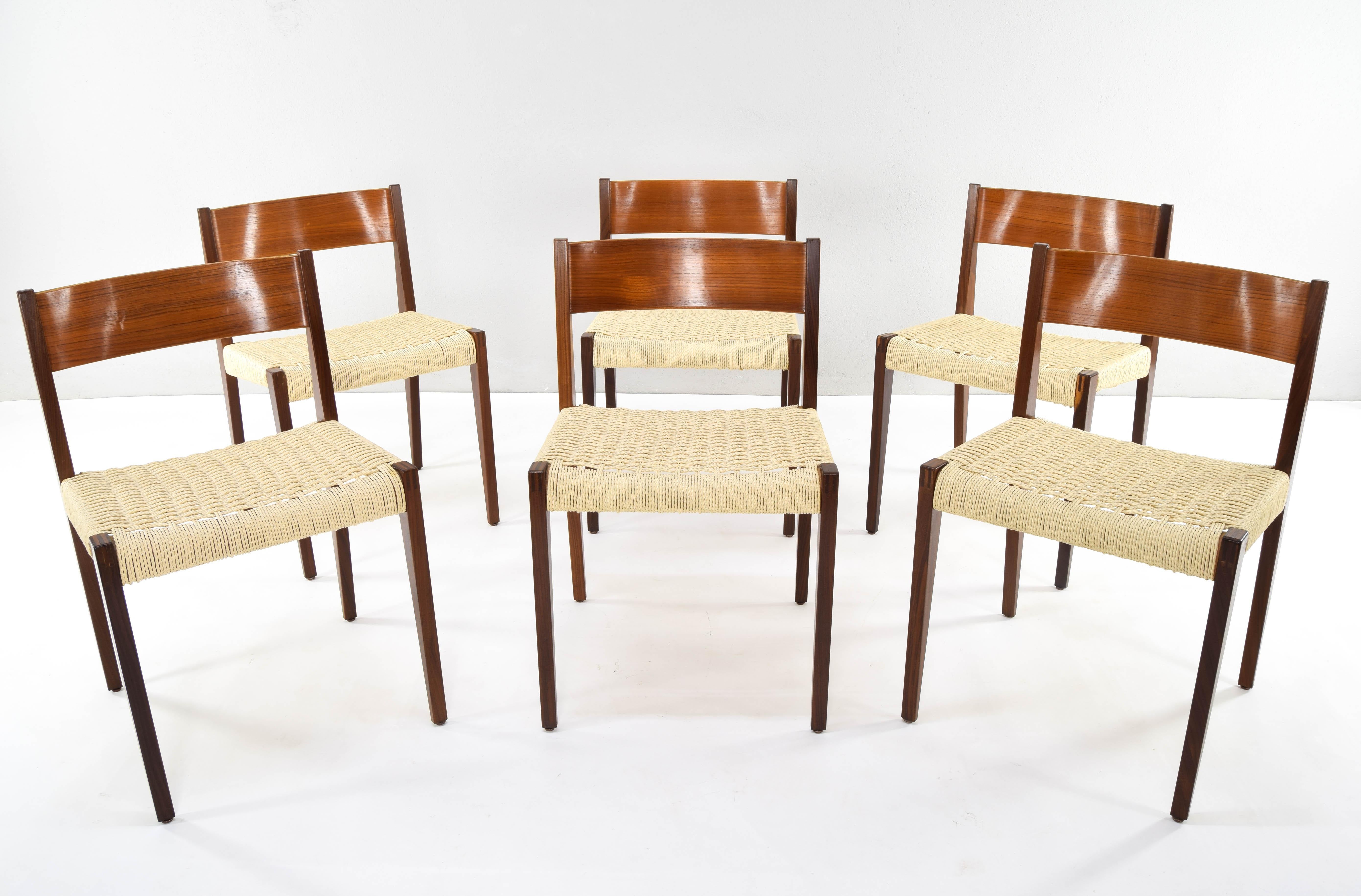 Set of six chairs of the iconic Pia model. Designed in the 1960s by Poul Cadovius and manufactured in Denmark.
Modern Scandinavian design that uniquely combines the geometry of its corners with the warmth of its materials.
Teak wood frame with