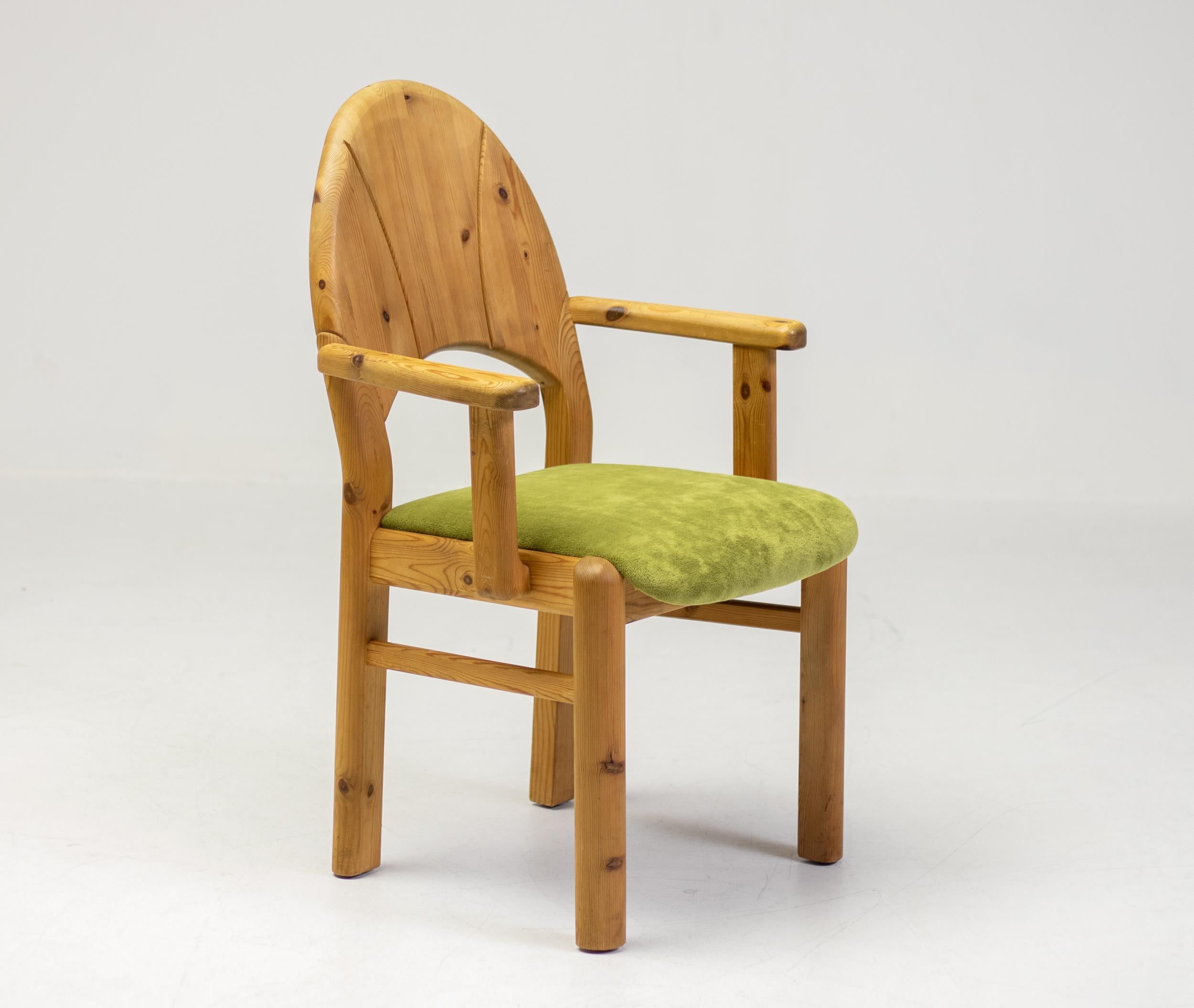 Wonderfully Scandinavian Mid Century Modern carved set of 4 side chairs and 2 arm chairs in Oregon pine with a new upholstery in moss green terry cloth. This is a very friendly and welcoming set. 
The dimensions are suitable for contemporary people,