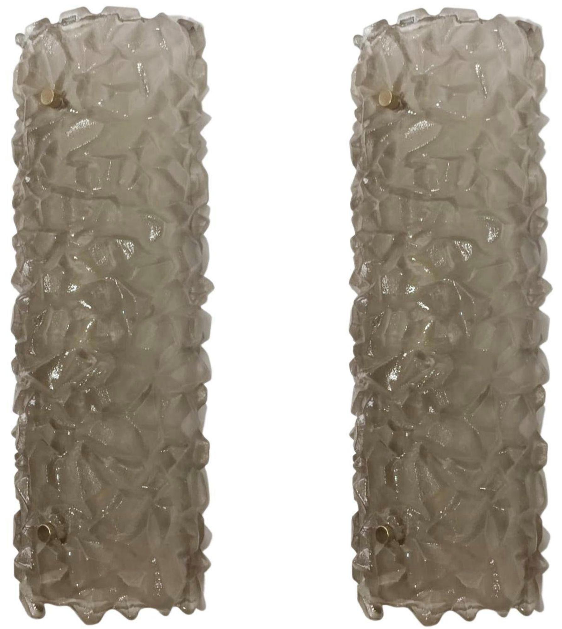 Conjunto de seis apliques/plafones modernos italianos con tulipas de cristal de Murano marrón ahumado de textura gruesa montadas sobre marcos de metal blanco / Fabricado en Italia, años 70.
Medidas: alto 20,5 pulgadas, ancho 7 pulgadas, profundidad