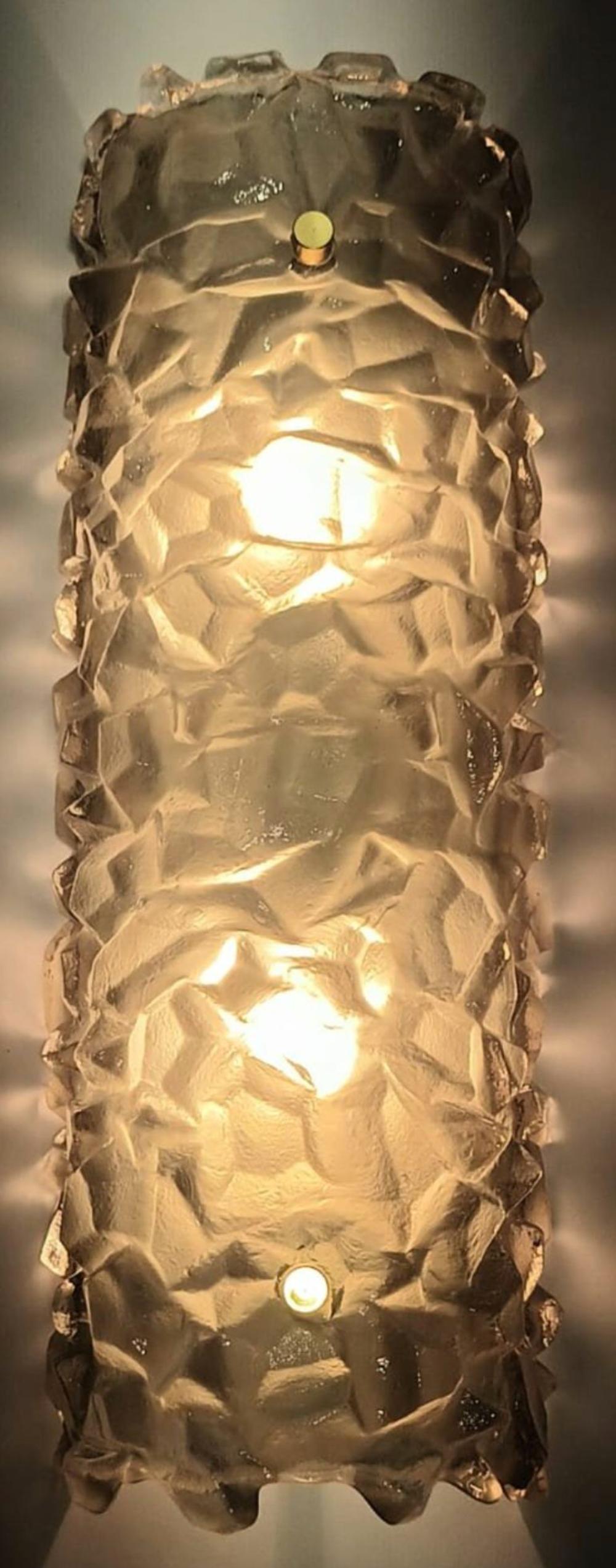 Juego de seis apliques con cristal de Murano marrón ahumado de textura gruesa. Italia, años 70. en venta 2