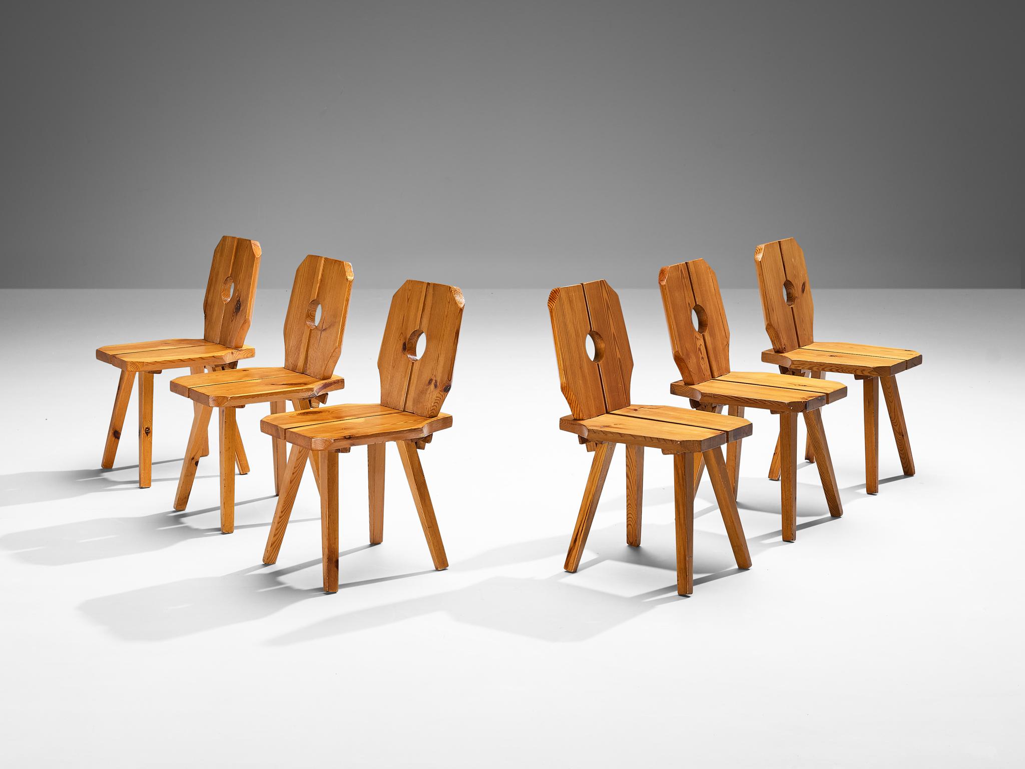 Satz von sechs geschnitzten Esszimmerstühlen aus massivem Kiefernholz  im Zustand „Gut“ im Angebot in Waalwijk, NL