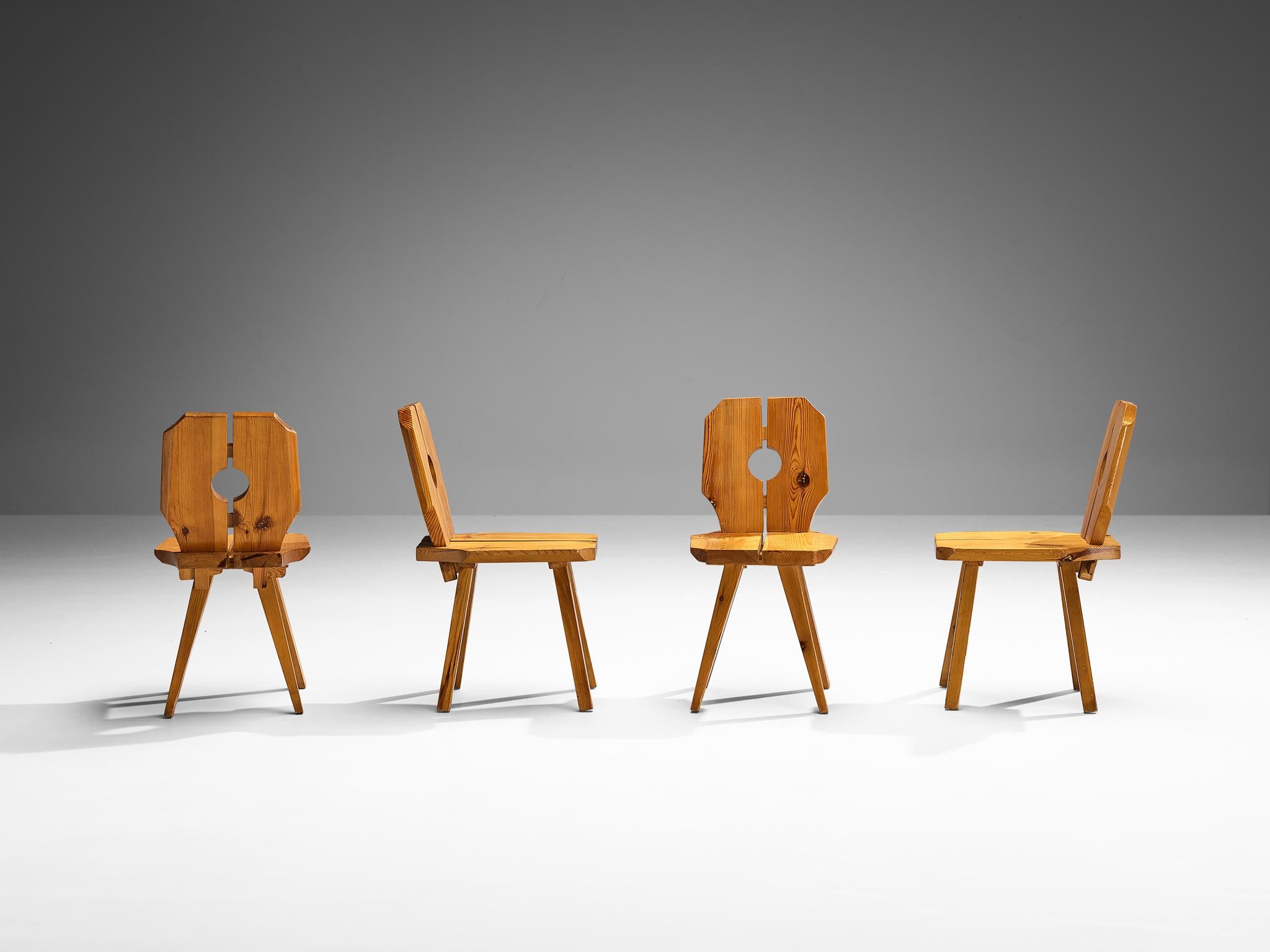 Ensemble de six chaises de salle à manger sculptées en pin massif  en vente 1