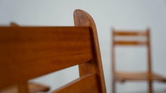 Satz von sechs skulpturalen Eichenstühlen