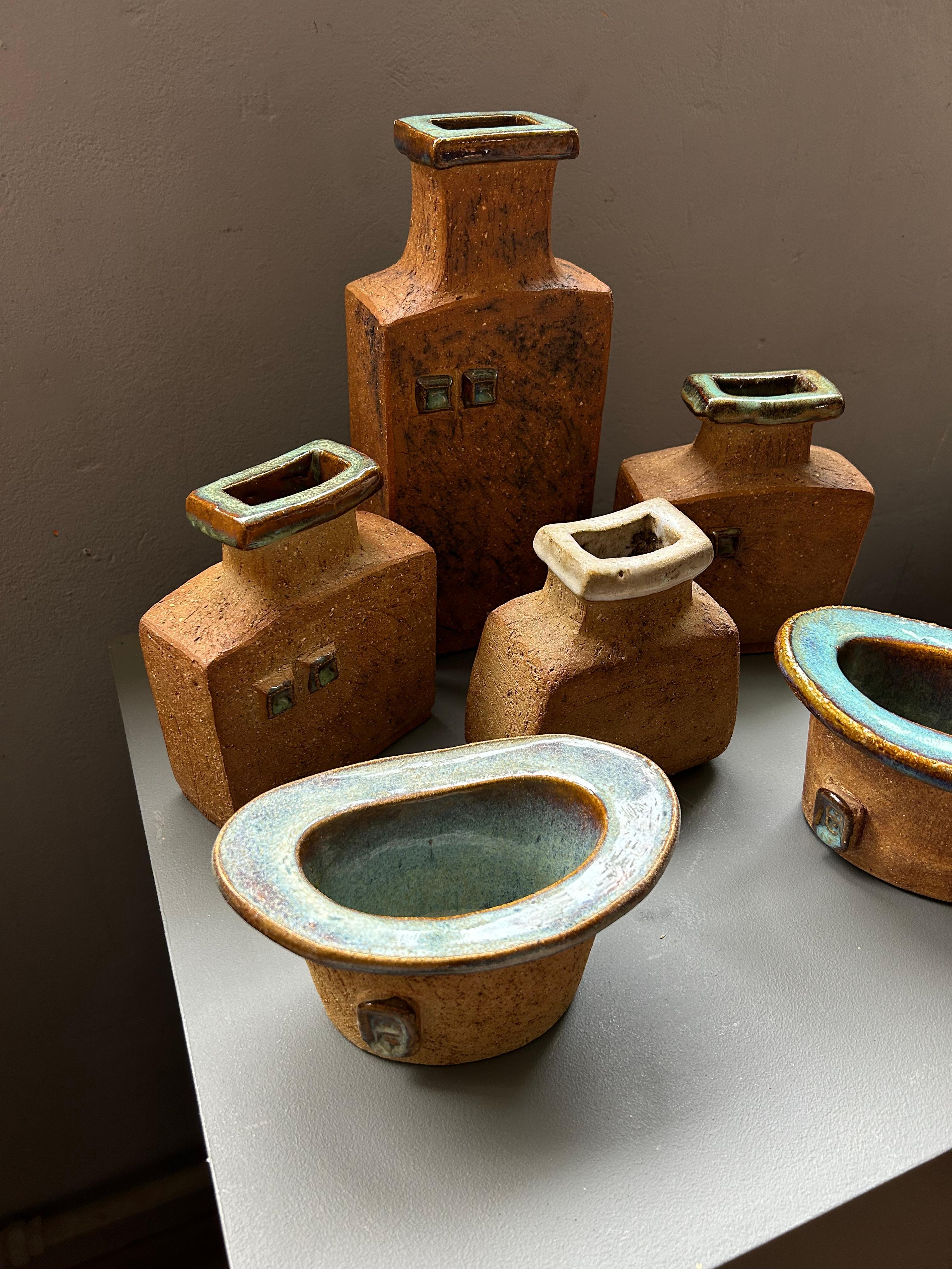 Collection of six very sculptural brutalist vases by Swedish artist Curt Magnus Addin in Sweden in the 1980’s in a unglazed red clay with top edge with a beautiful glaze and two sqaures on the side of each vase which are also glazed.
The vase are in