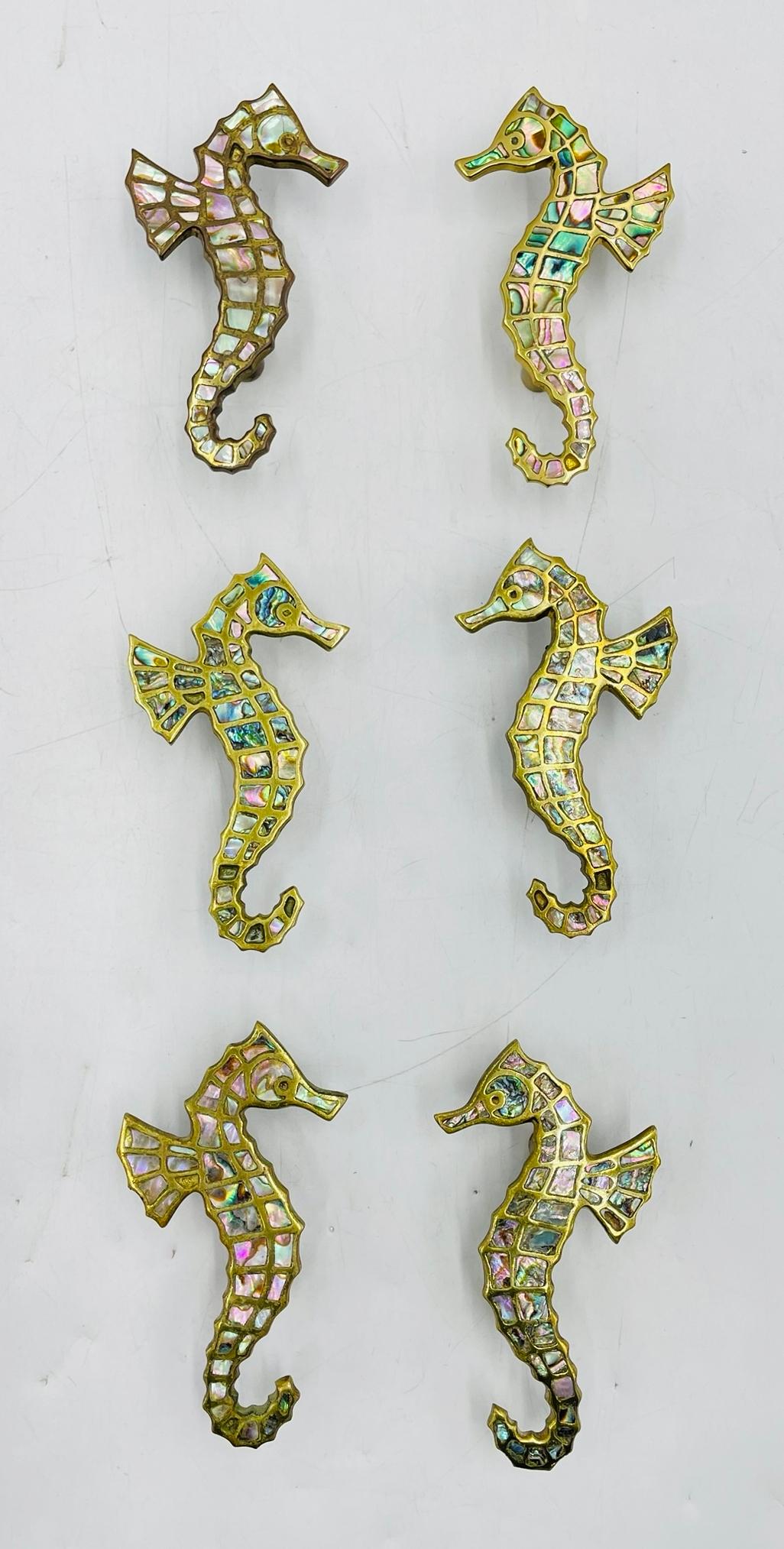 Elevate the aesthetic of your home with this exquisite Set of Six Door Handles in Brass & Abalone Shell designed and manufactured in Mexico Distrito Federal by Peñoles.
The handles were crafted with precision and attention to detail, each drawer