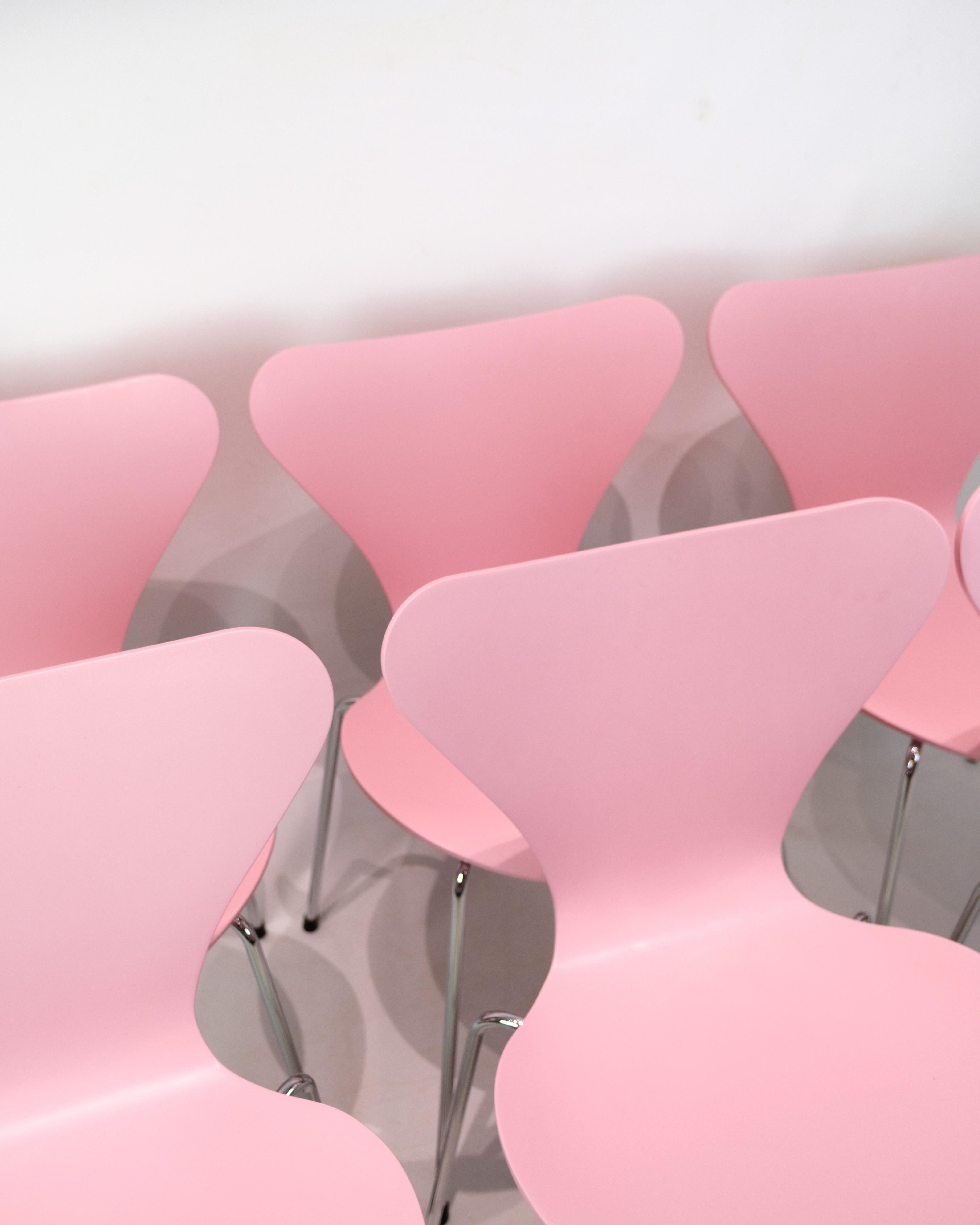 Set of 6 Seven chairs model 3107 in a pink lacquer. Designed by Arne Jacobsen and manufactured by Fritz Hansen.

Arne Jacobsen (1902–1971) was one of Denmark's most important architects and designers. Model 3107 was designed in 1955 and is produced