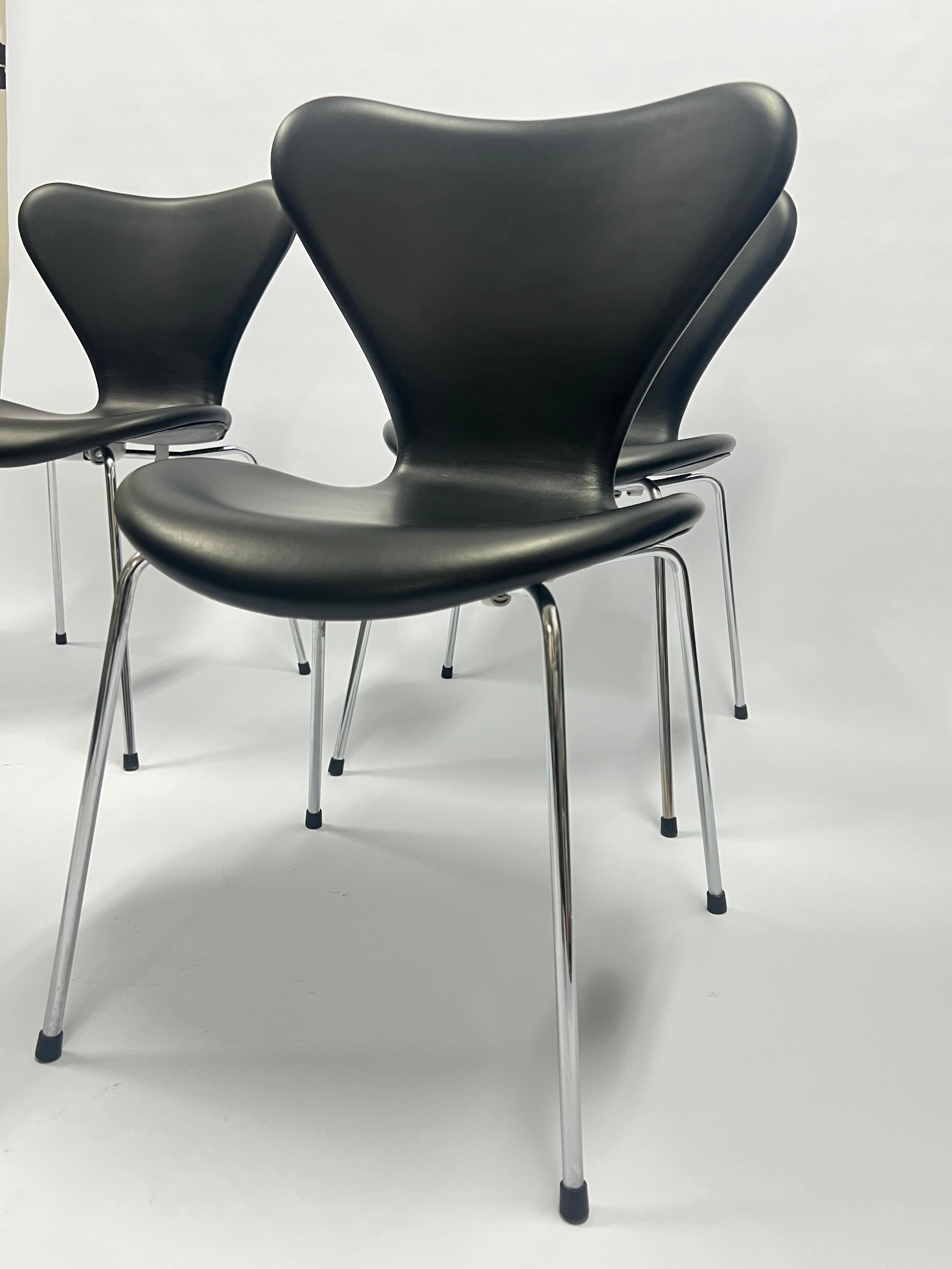 Mid-Century moderno Set di sei sedie Serie Sette, Modello 3107, Pelle morbida, Nero, Arne Jacobsen in vendita