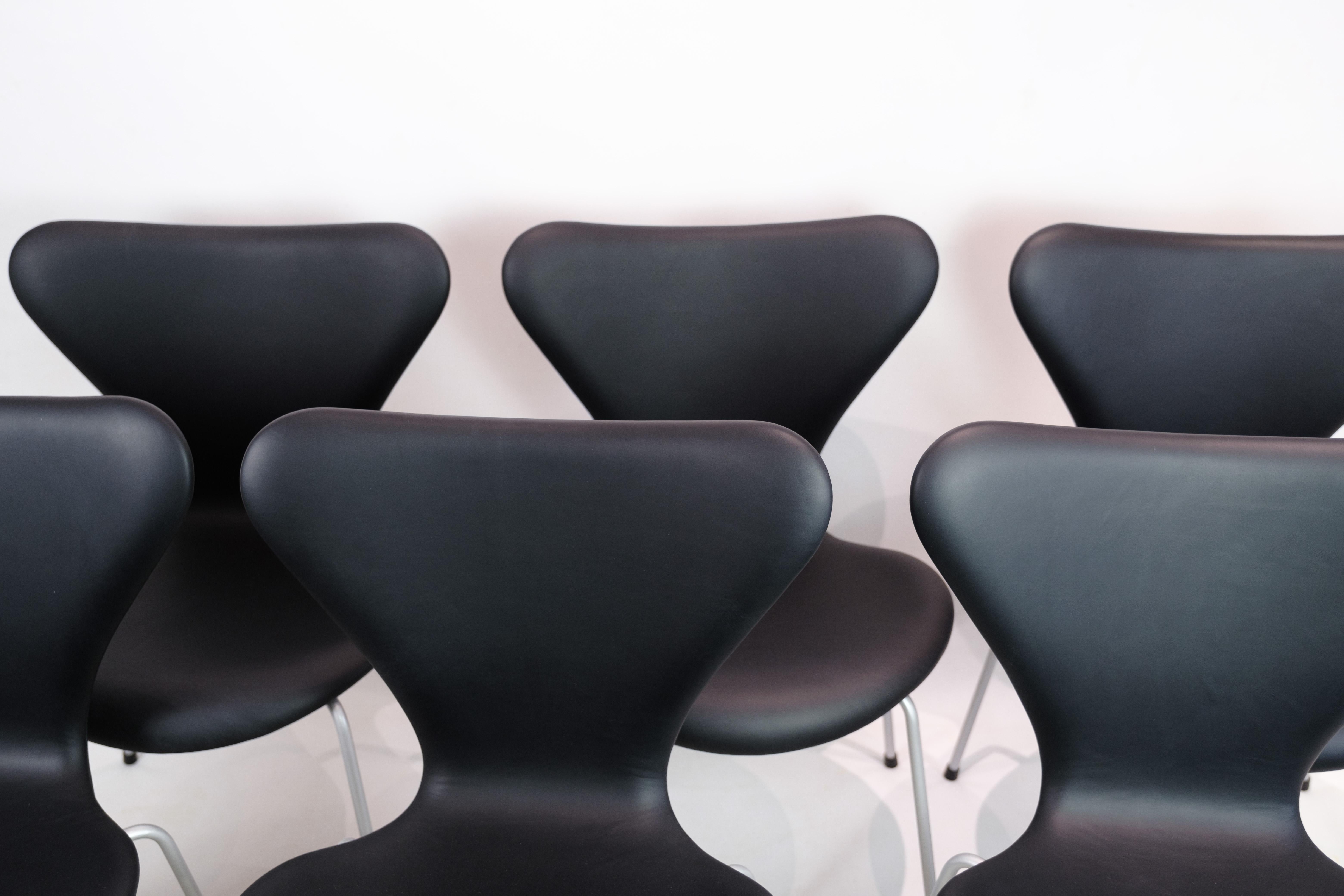 Ensemble exquis de 6 chaises modèle 3107 d'Arne Jacobsen, méticuleusement fabriquées en 1967 par Fritz Hansen, aujourd'hui magnifiquement réimaginées avec un nouveau revêtement en cuir noir élégant.

Ces chaises emblématiques, nées de l'esprit