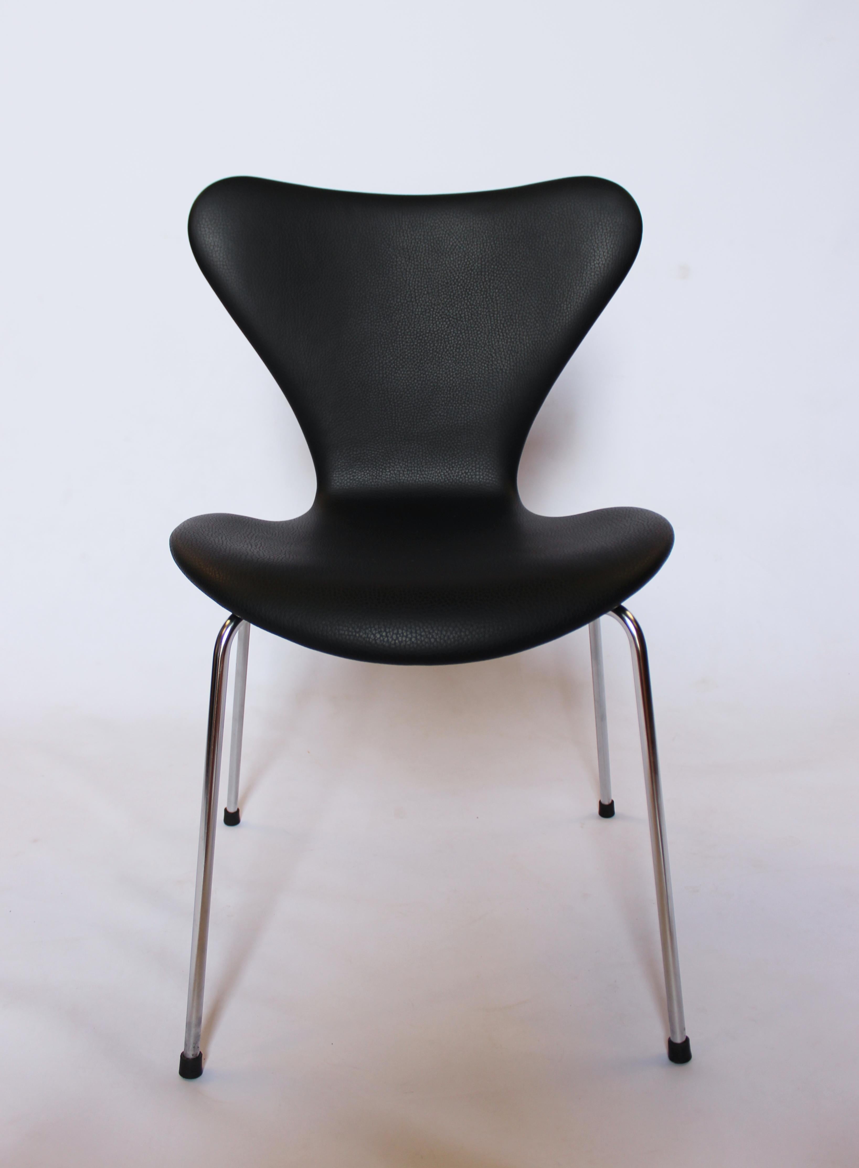 A set of six Seven chairs, model 3107, designed by Arne Jacobsen and manufactured by Fritz Hansen in 2015. The chairs are in original black leather and they are in excellent condition.