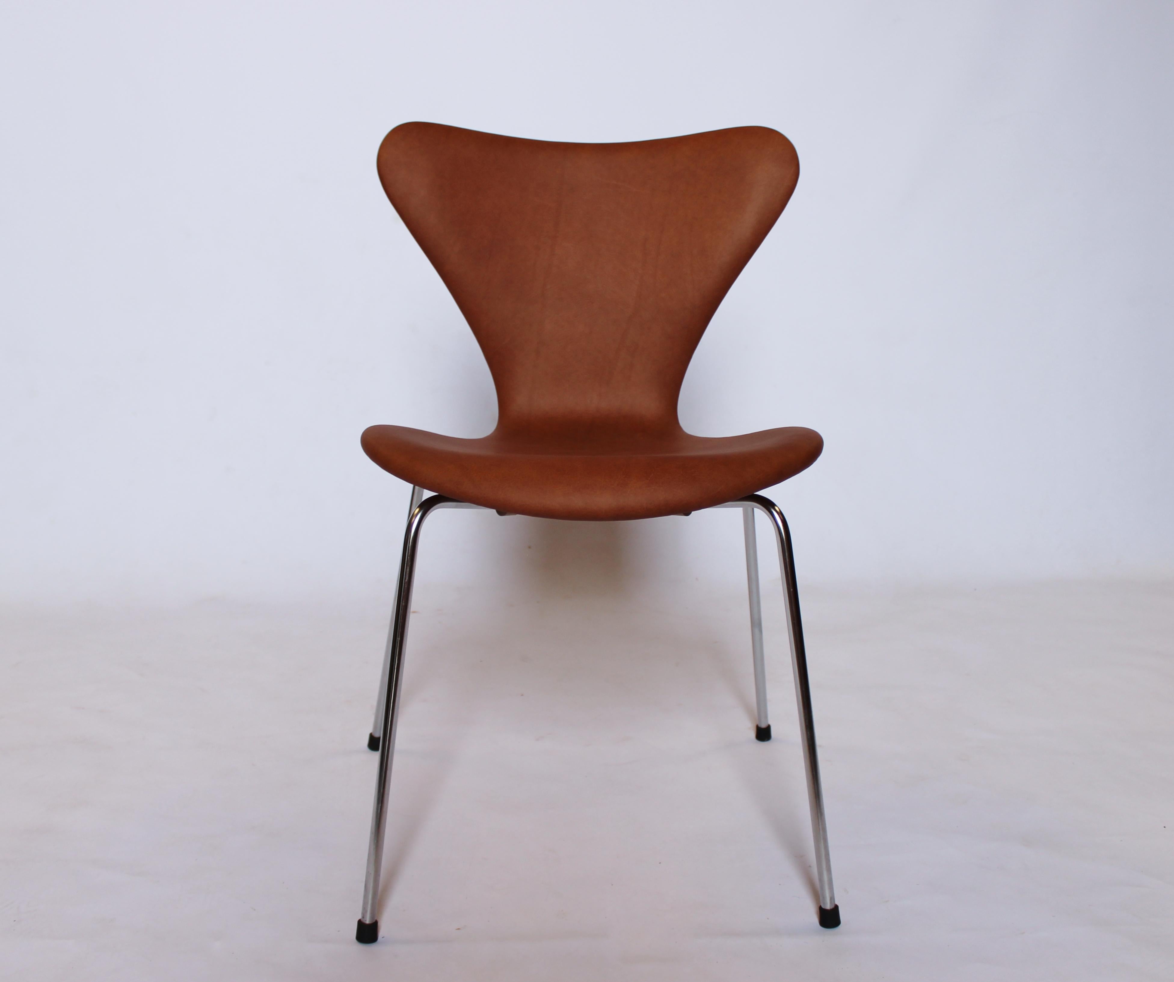 A set of six Seven chairs, model 3107, designed by Arne Jacobsen and manufactured by Fritz Hansen in 1967. The chairs are newly upholstered in cognac patinated leather and are in great vintage condition.