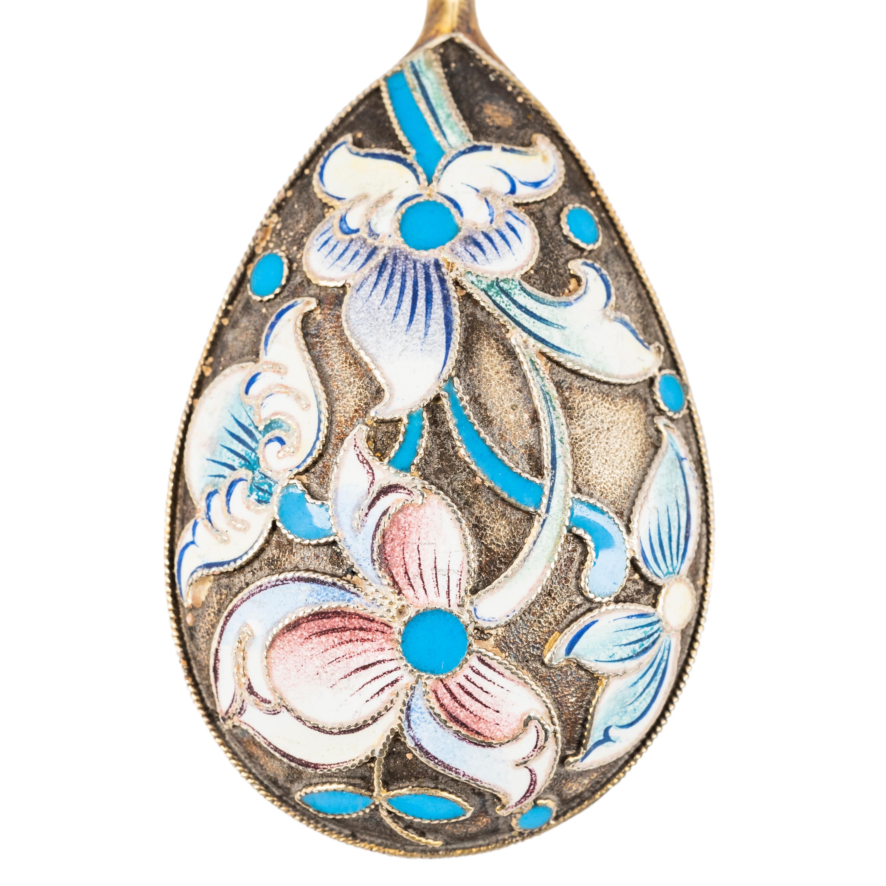 Un bellissimo set di cucchiaini in stile russo, con l'esterno di ciascuna ciotola a forma di fico con fiori a spirale smaltati e sfumati su fondo dorato, con l'interno dorato, il gambo ritorto con terminale a balaustro smaltato con motivi