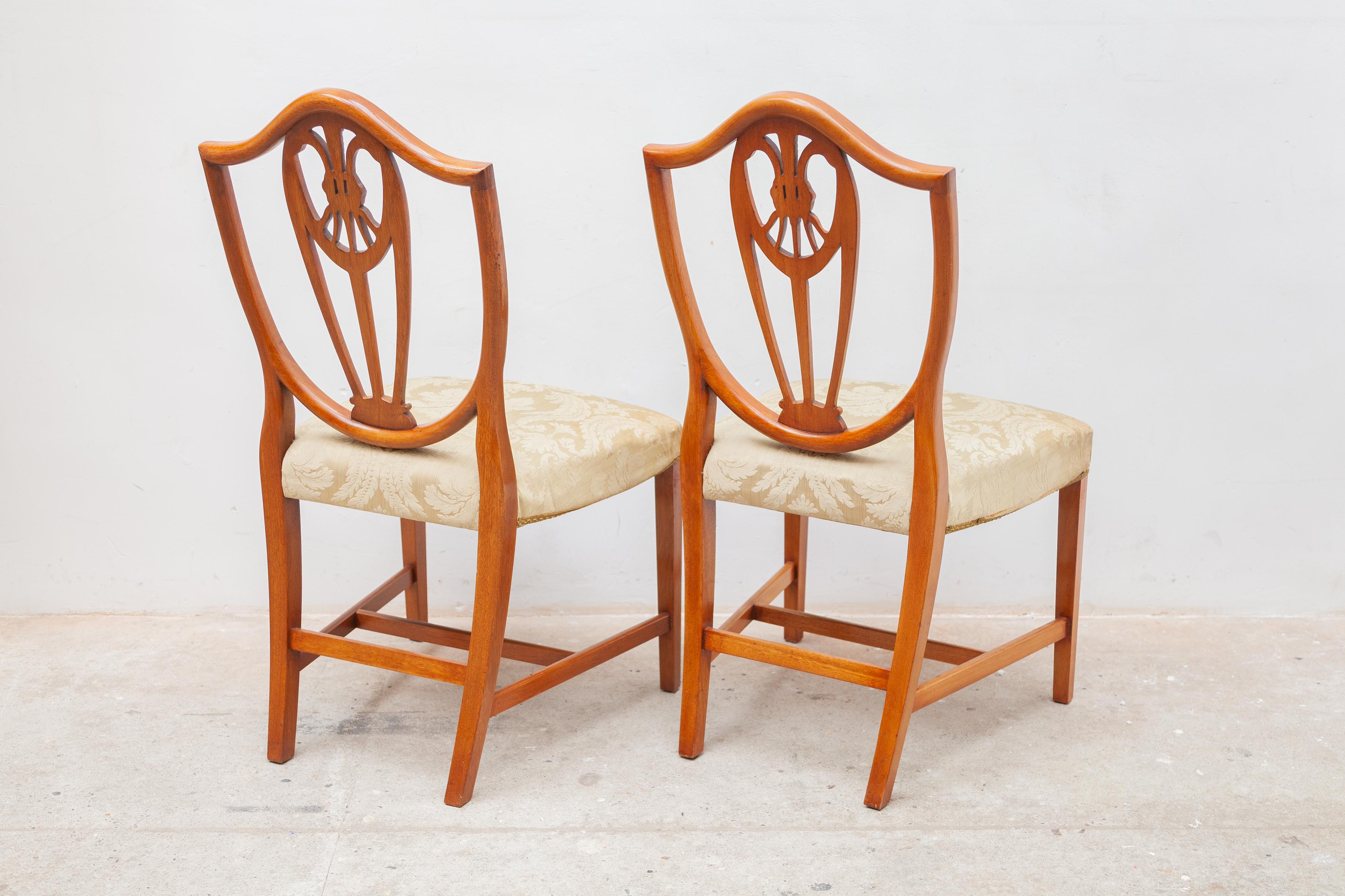 Set aus sechs Esszimmerstühlen mit Schildrücken und Weizenblattmuster im Hepplewhite-Stil (Englisch) im Angebot