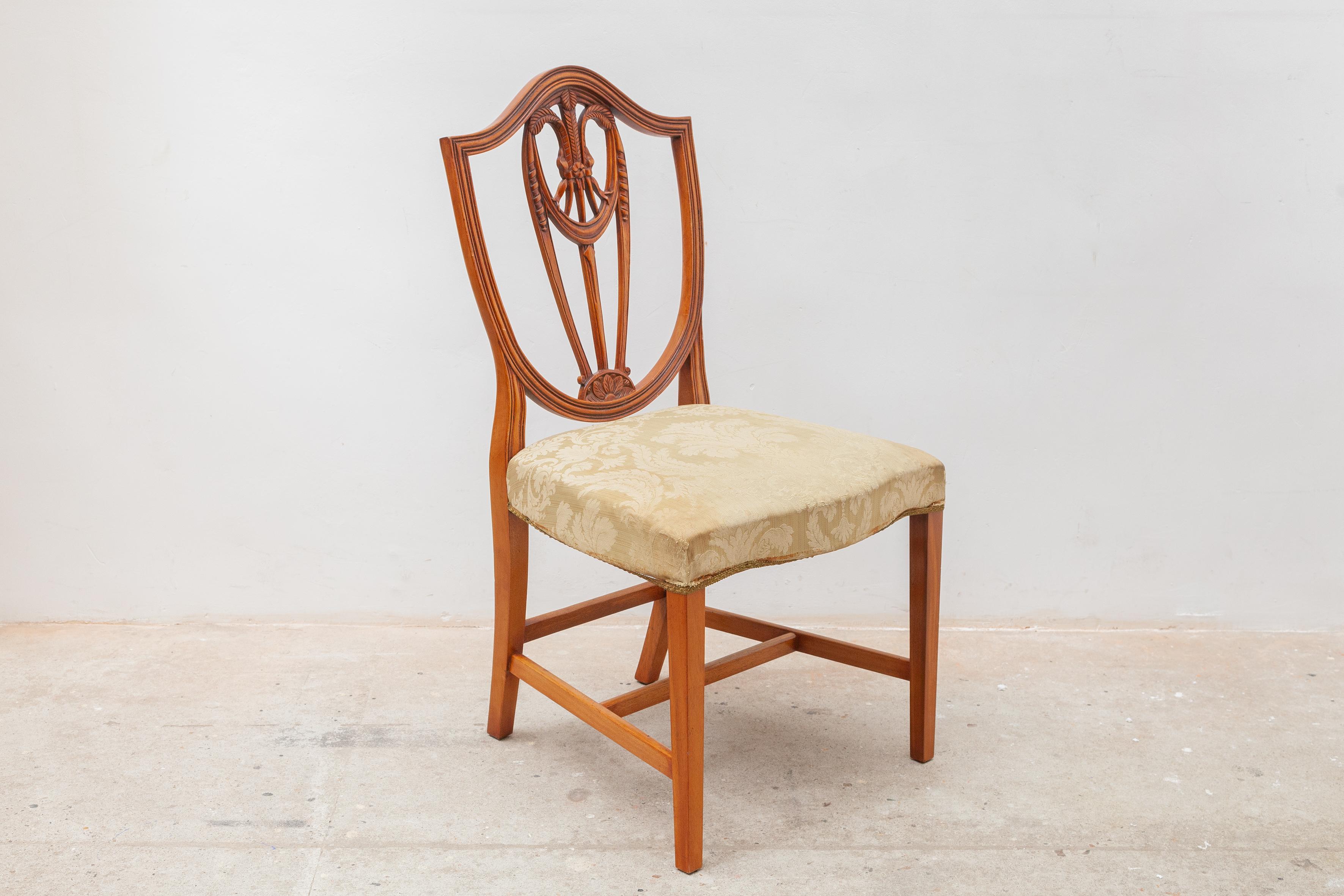 Set aus sechs Esszimmerstühlen mit Schildrücken und Weizenblattmuster im Hepplewhite-Stil im Zustand „Gut“ im Angebot in Antwerp, BE