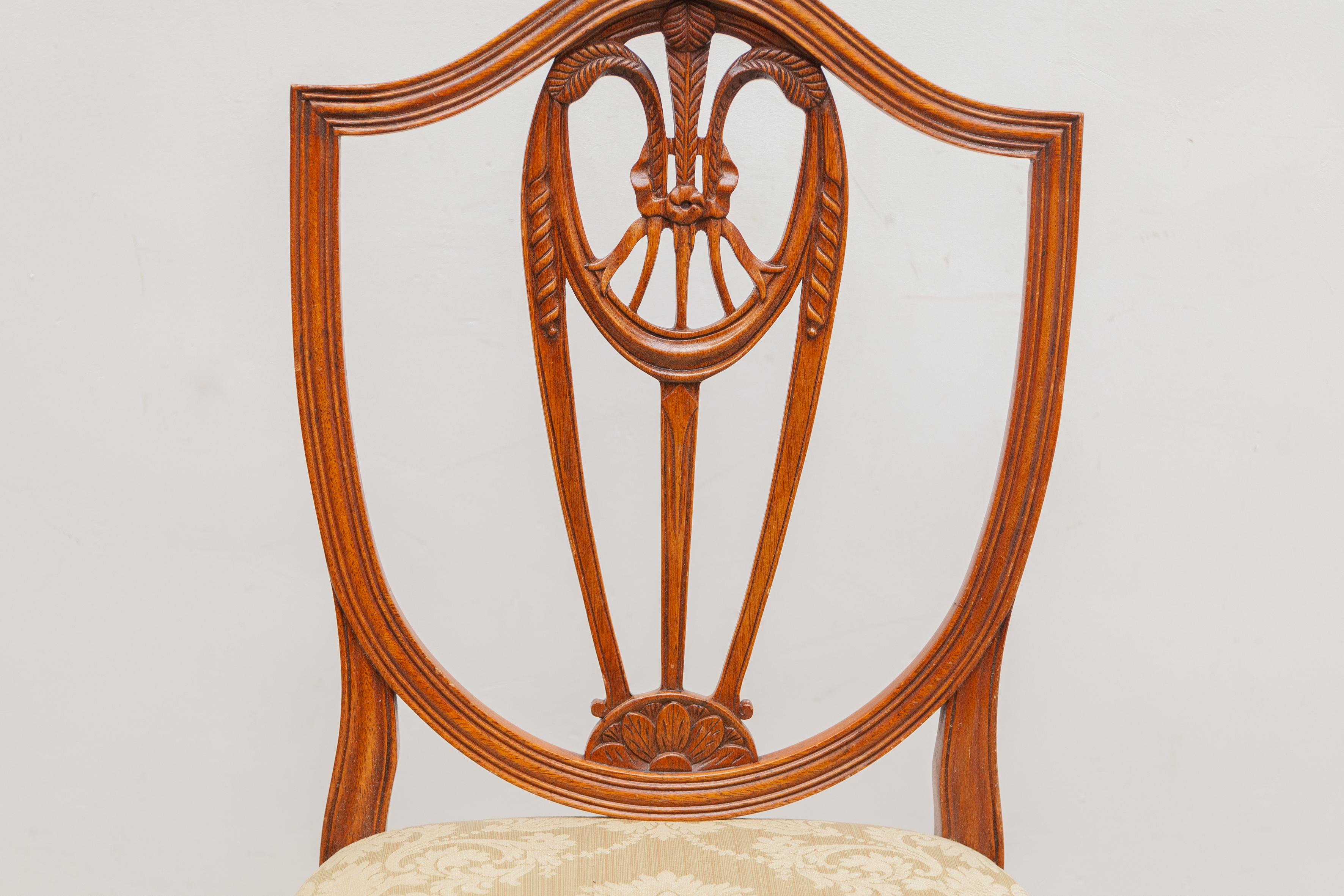 Set aus sechs Esszimmerstühlen mit Schildrücken und Weizenblattmuster im Hepplewhite-Stil (Mitte des 20. Jahrhunderts) im Angebot