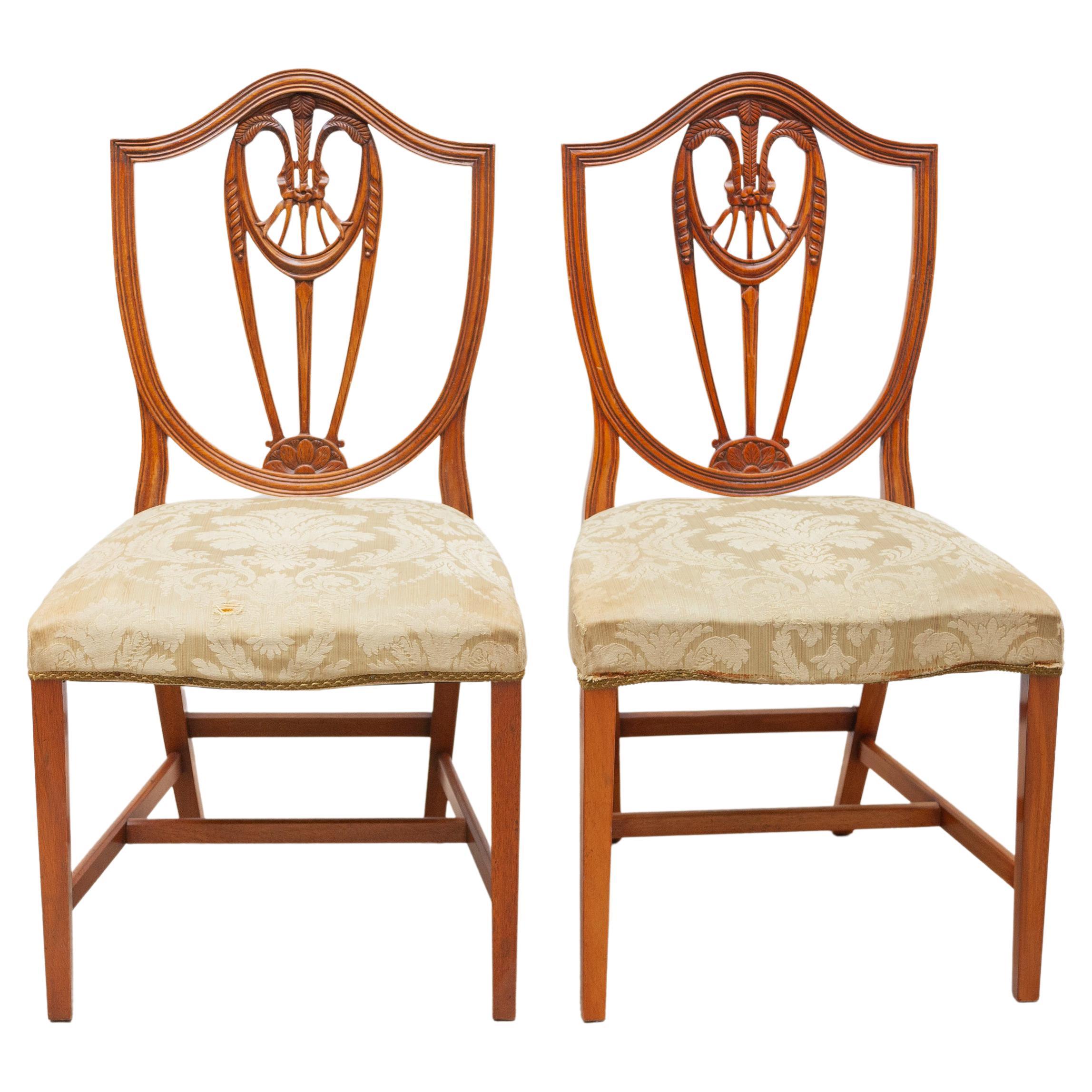 Set aus sechs Esszimmerstühlen mit Schildrücken und Weizenblattmuster im Hepplewhite-Stil