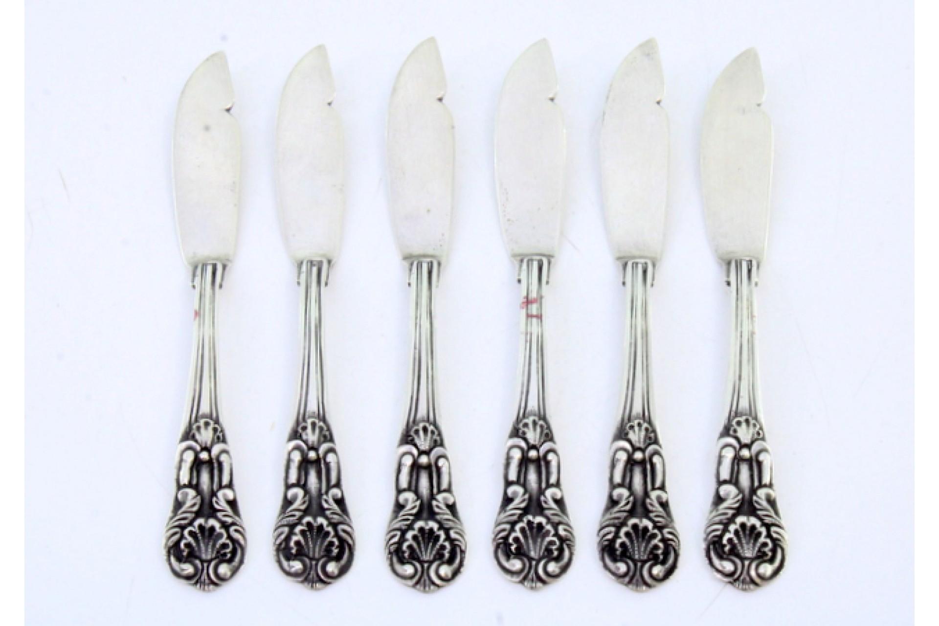 Description: Set of six silver butter knives with reliefs and grooves along the handles. Metal: Silver. Origin: Portuguese. Brand: Cabeça de escravo. Weight: 123.39 grams (Set of six knives). Dimensions: 12.5cm x 1.5cm. Content: 833/1000. Assay