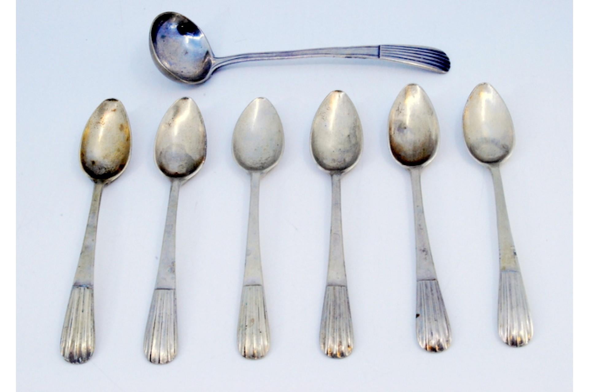 Description: Set of six silver coffee spoons and sugar shovel with reliefs on the handles. Metal: Silver. Origin: Portuguese. Brand: Porto Coroa. Weight: 149.84 grams (Set of six spoons and shovel). Dimensions: Shovel - 13x3.9cm Spoon - 12.5x2.2cm.