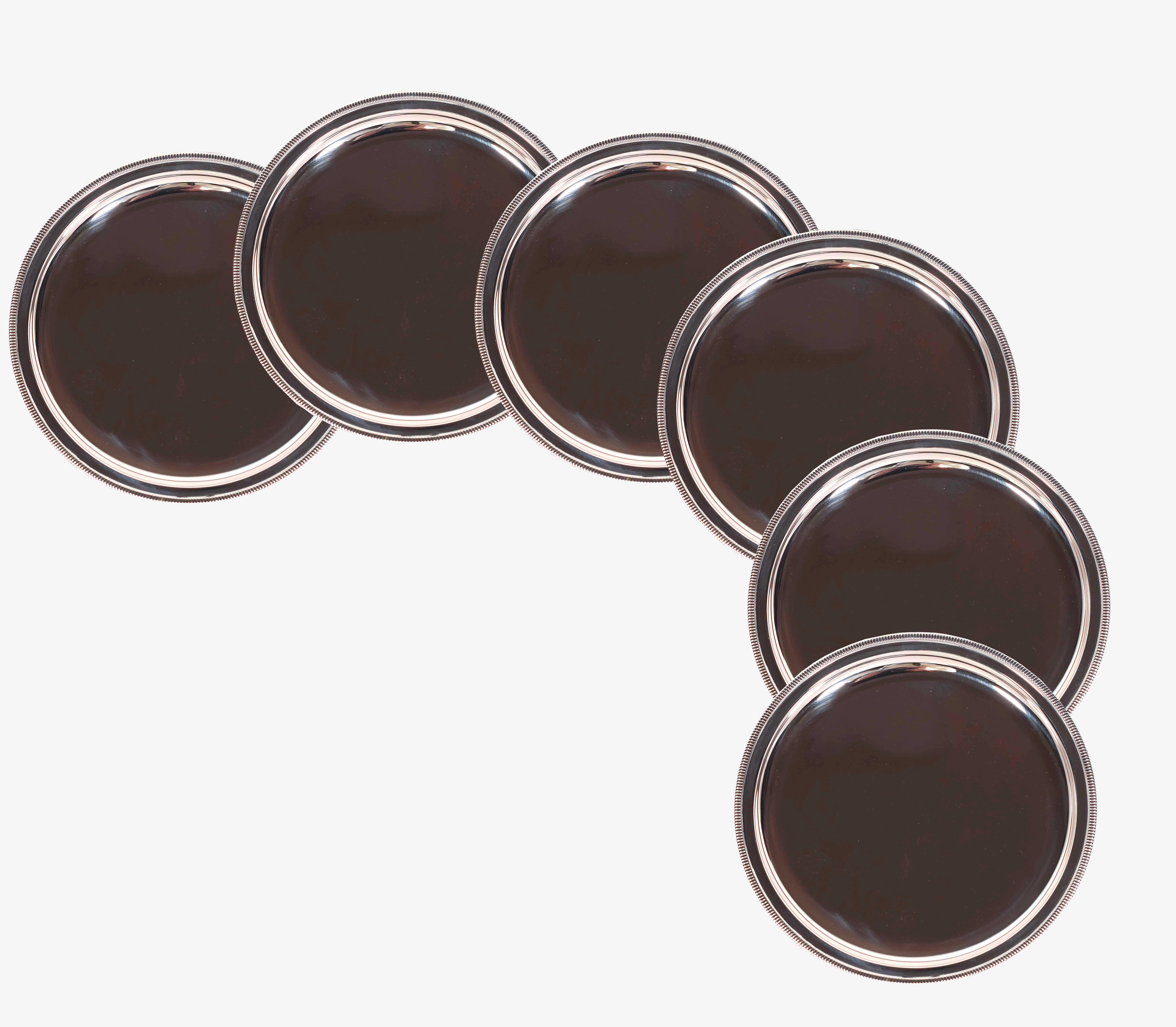 Set molto bello di sei piatti d'argento, finemente decorati sui bordi. Un piatto è leggermente graffiato.