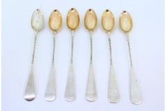 Juego de seis cucharas de helado de plata con asas retorcidas y conchas doradas