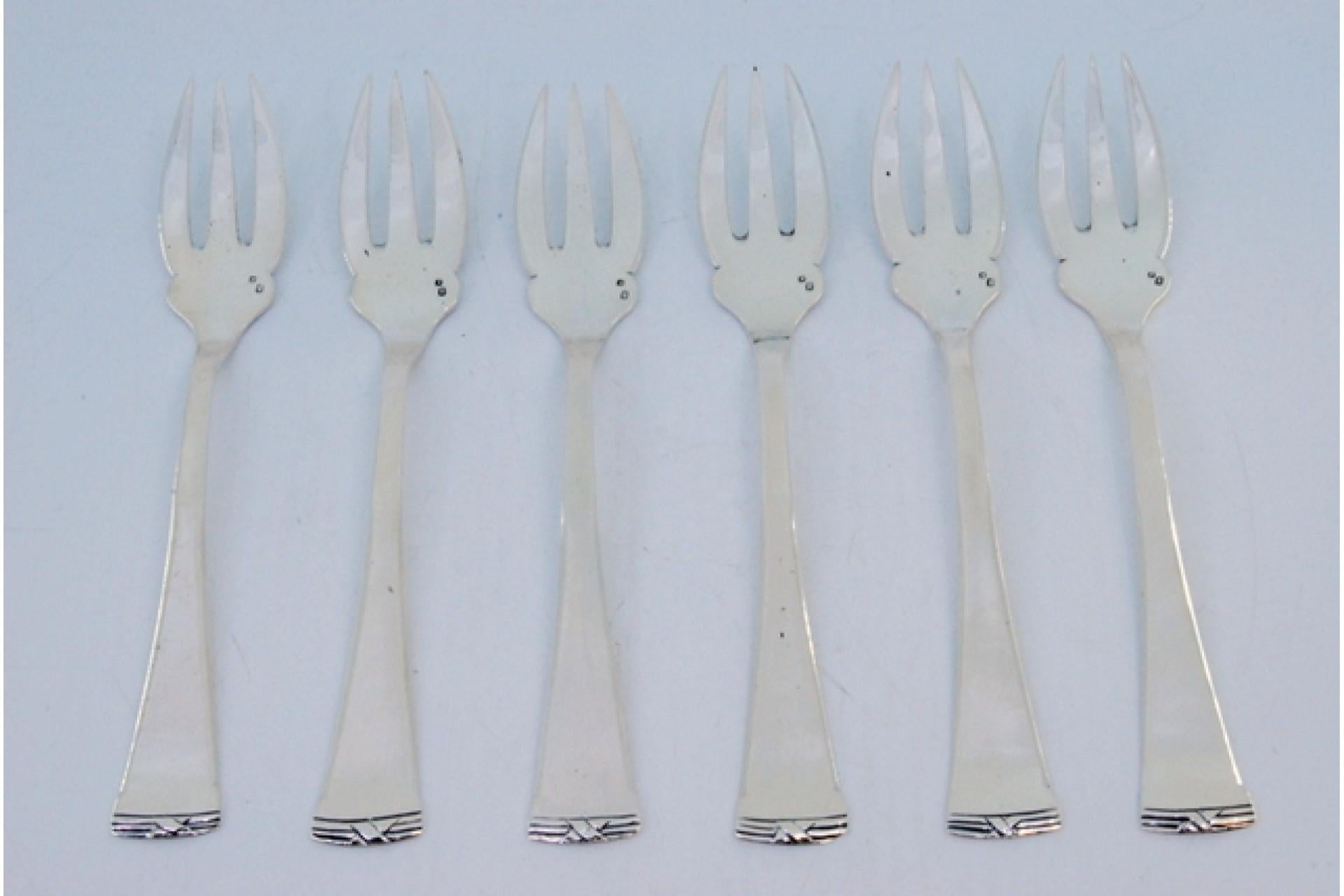 Description: Set of six silver oyster forks with grooved handles. Metal: Silver. Origin: Portuguese. Brand: javali II Title. Weight: 248.31 grams. Dimensions: 6.5x2.6cm. Content: 833/1000. Assay Mark: Yes, between 1887 and 1937. Additional
