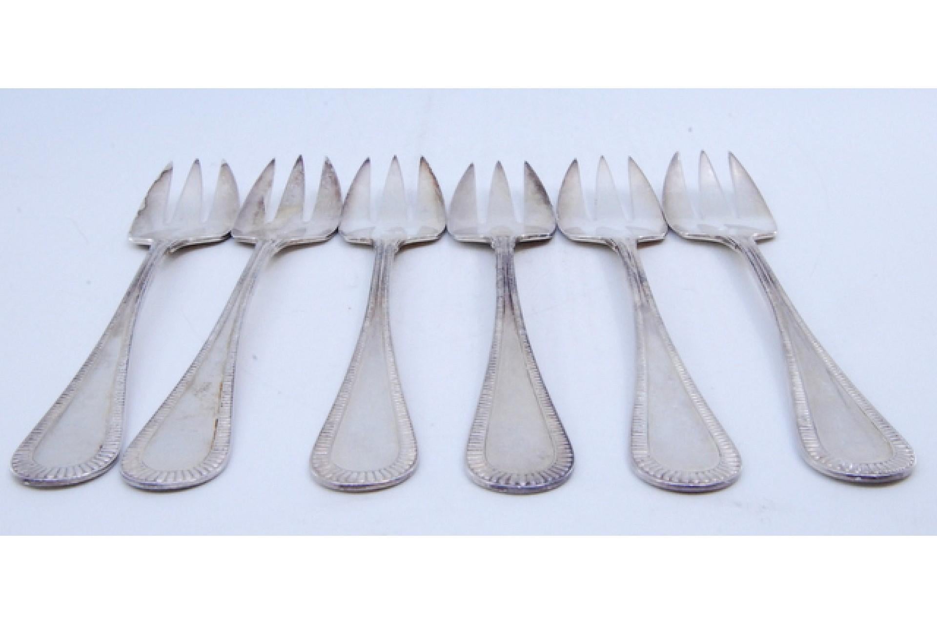 Set of six silver oyster forks with grooves along the handles Europeo en venta
