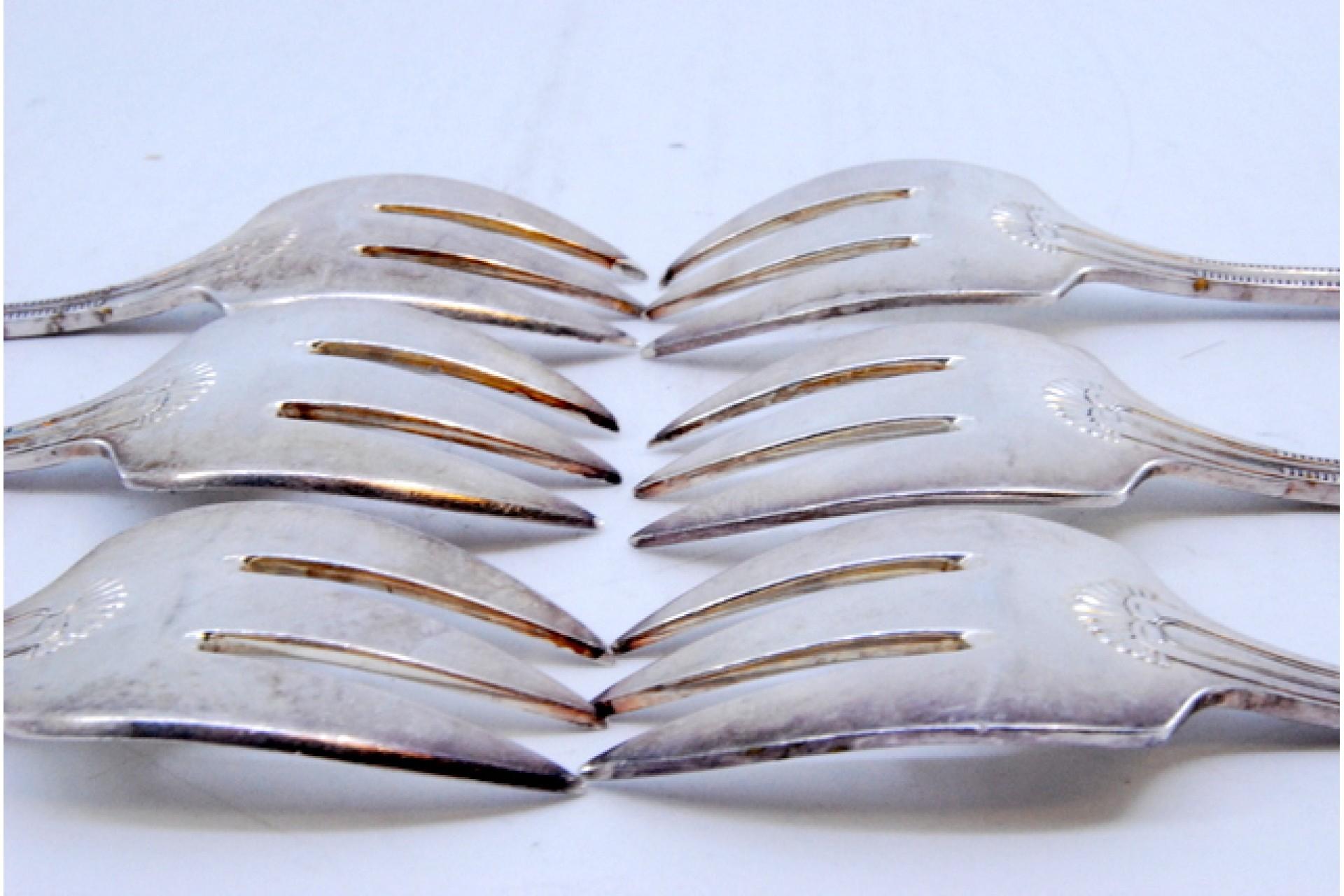 Set of six silver oyster forks with grooves along the handles en Bueno estado para la venta en Porto, PT