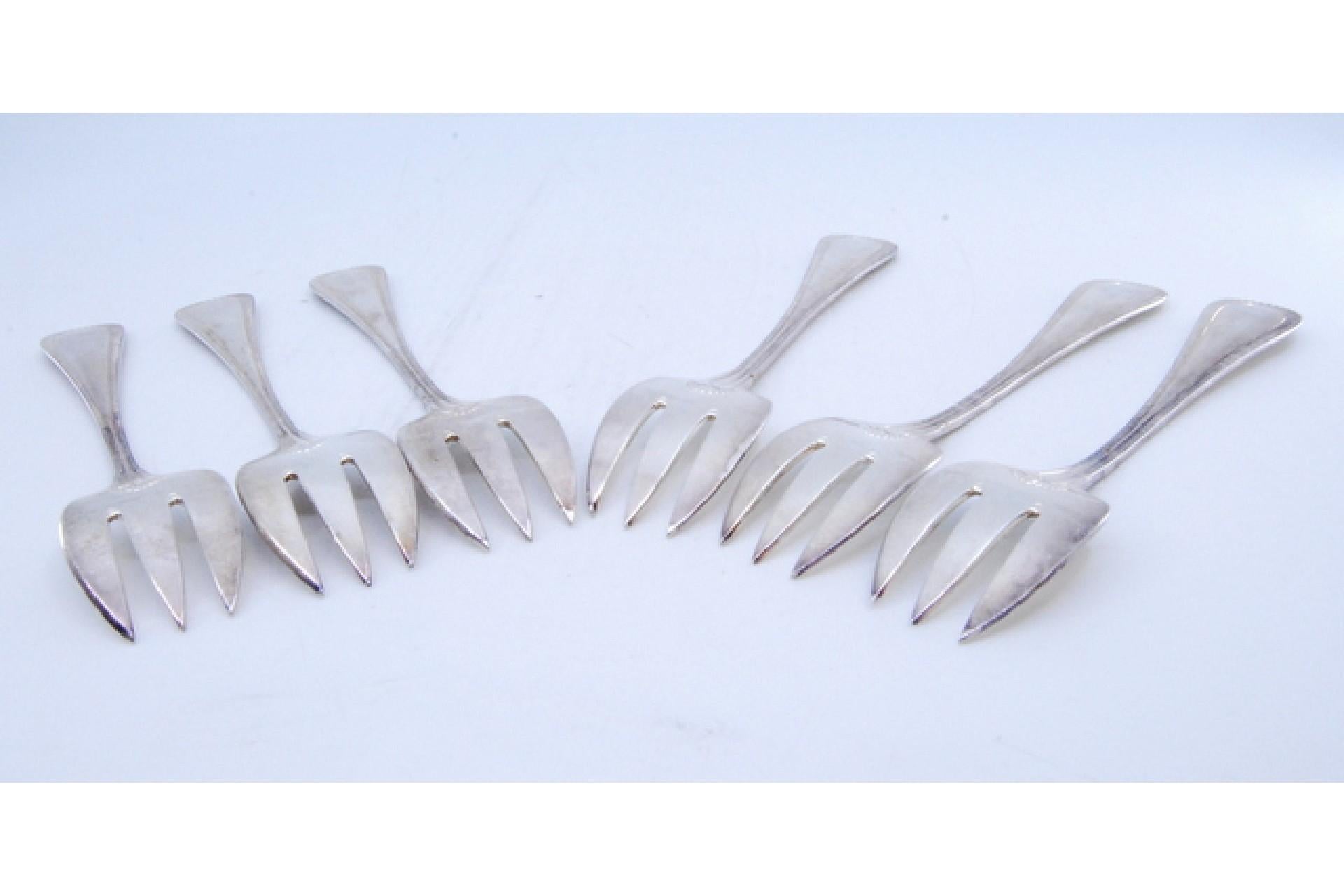Set of six silver oyster forks with grooves along the handles siglo XX en venta