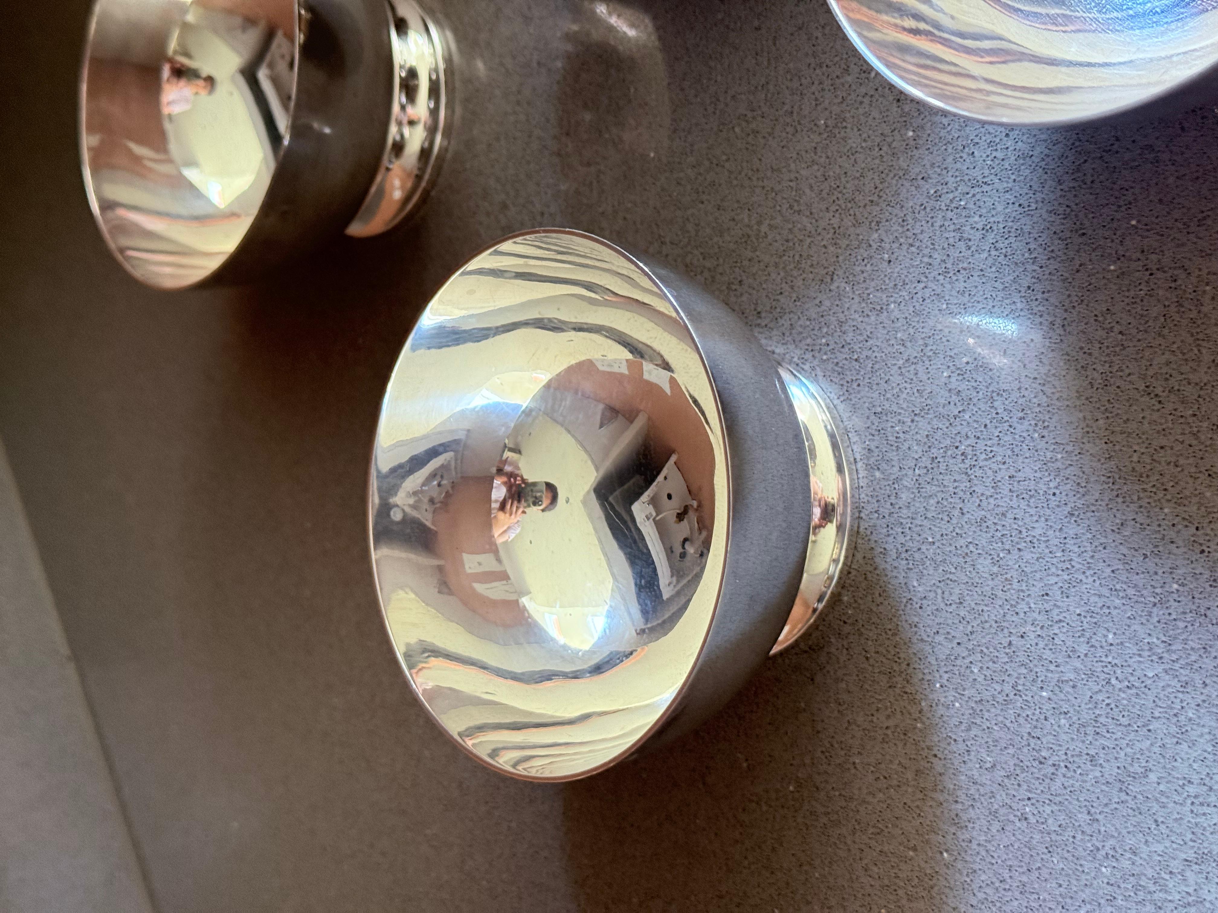 Satz von sechs versilberten Dessert- oder Nussschalen - Walker & Hall Sheffield, Grosvenor House Gravur

Wir präsentieren ein exquisites Set aus sechs versilberten Vintage-Schalen der renommierten englischen Silberschmiede Walker & Hall aus
