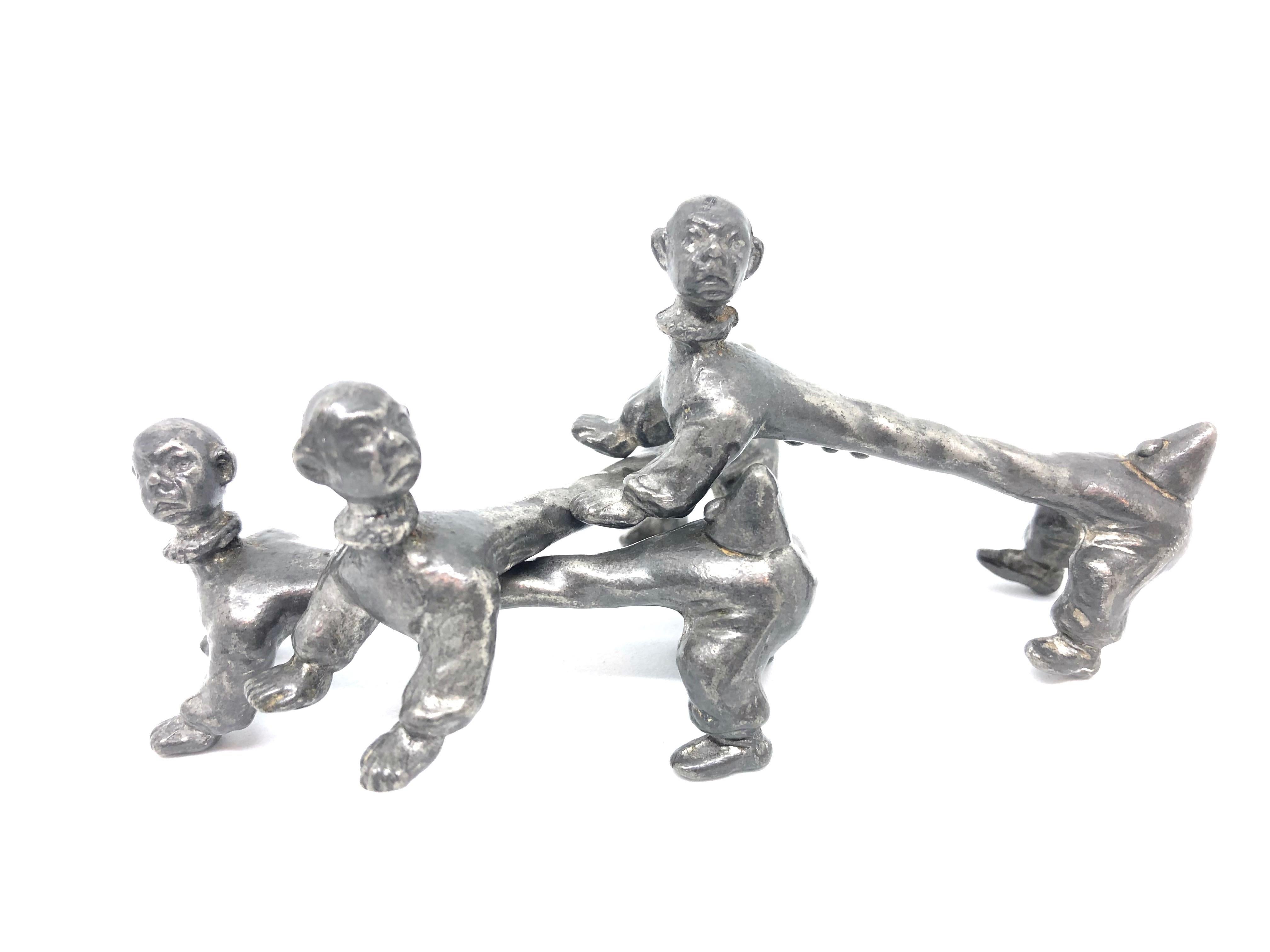 Juego de seis cubiertos figurados plateados con forma de Pierrot, hacia 1920, europeos. Un buen complemento para cualquier mesa o simplemente para tu colección. Está desgastada y ha perdido la chapa de plata, pero esto es antiguo y confiere a esta