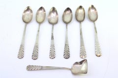 Ensemble de six cuillères à café et pelle à sucre en argent avec reliefs à chevrons.