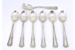 Set aus sechs silbernen Teelöffeln und einer Zuckerschaufel mit Gravur und Verzierung an den Griffen