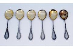 Ensemble de six cuillères à café en argent avec louches en or et manches en perles.