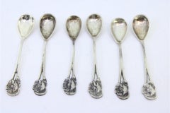 Ensemble de six cuillères à café en argent avec reliefs et fleurs sur les manches.